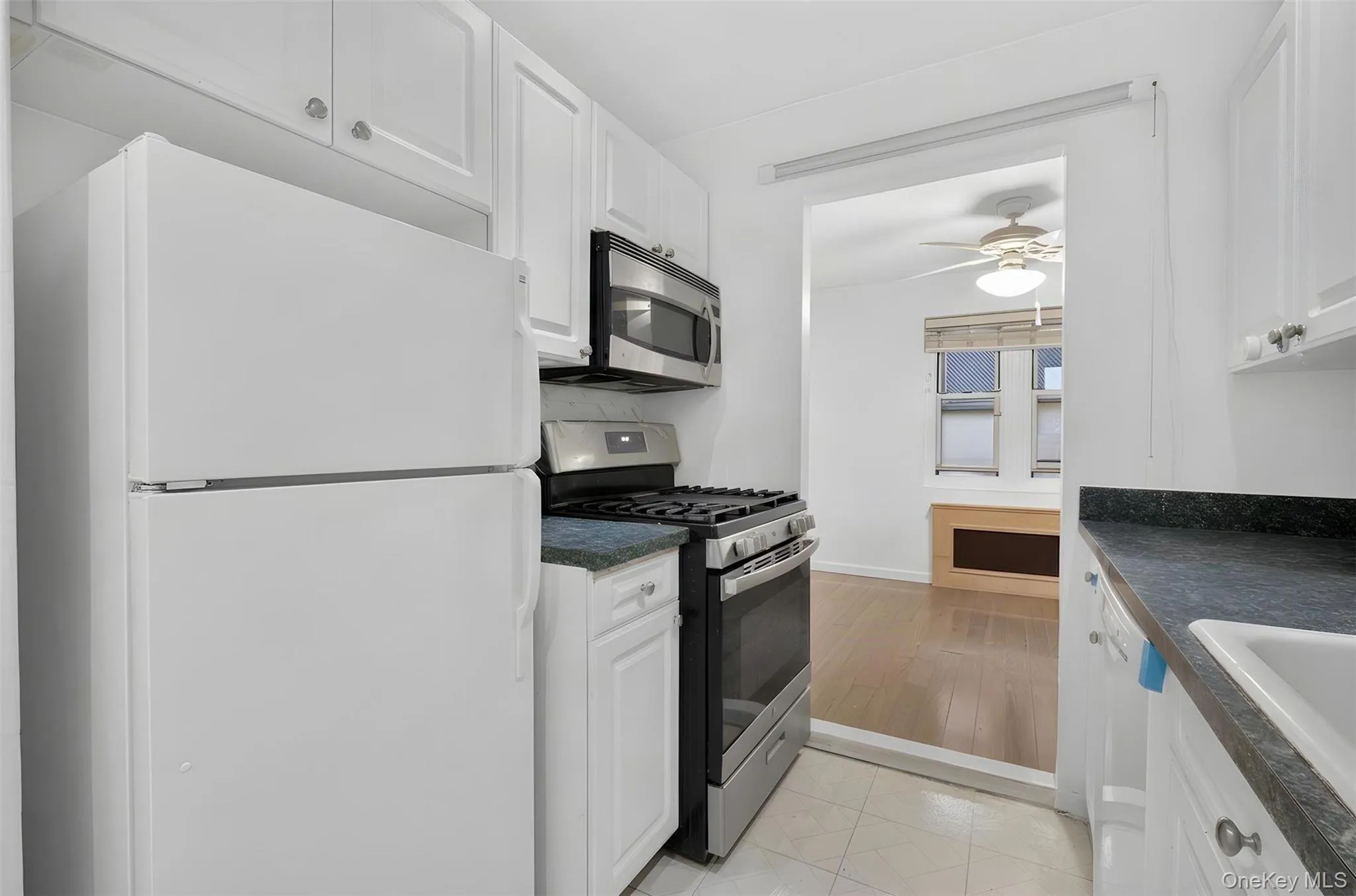 20 Hill Park Avenue, North Hempstead, NY, 2 Bedrooms Bedrooms, 5 Rooms Rooms,2 BathroomsBathrooms,Residential,For Rent,Hill Park,0,1043334 20 Hill Park Avenue, North Hempstead, NY, 2 Bedrooms Bedrooms, 5 Rooms Rooms,2 BathroomsBathrooms,Residential,For Rent,Hill Park,0,1043334