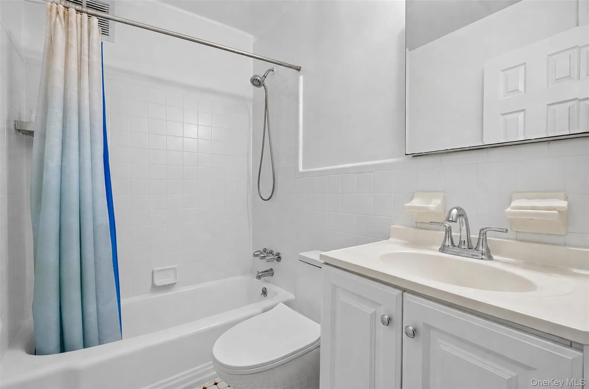 20 Hill Park Avenue, North Hempstead, NY, 2 Bedrooms Bedrooms, 5 Rooms Rooms,2 BathroomsBathrooms,Residential,For Rent,Hill Park,0,1043334 20 Hill Park Avenue, North Hempstead, NY, 2 Bedrooms Bedrooms, 5 Rooms Rooms,2 BathroomsBathrooms,Residential,For Rent,Hill Park,0,1043334