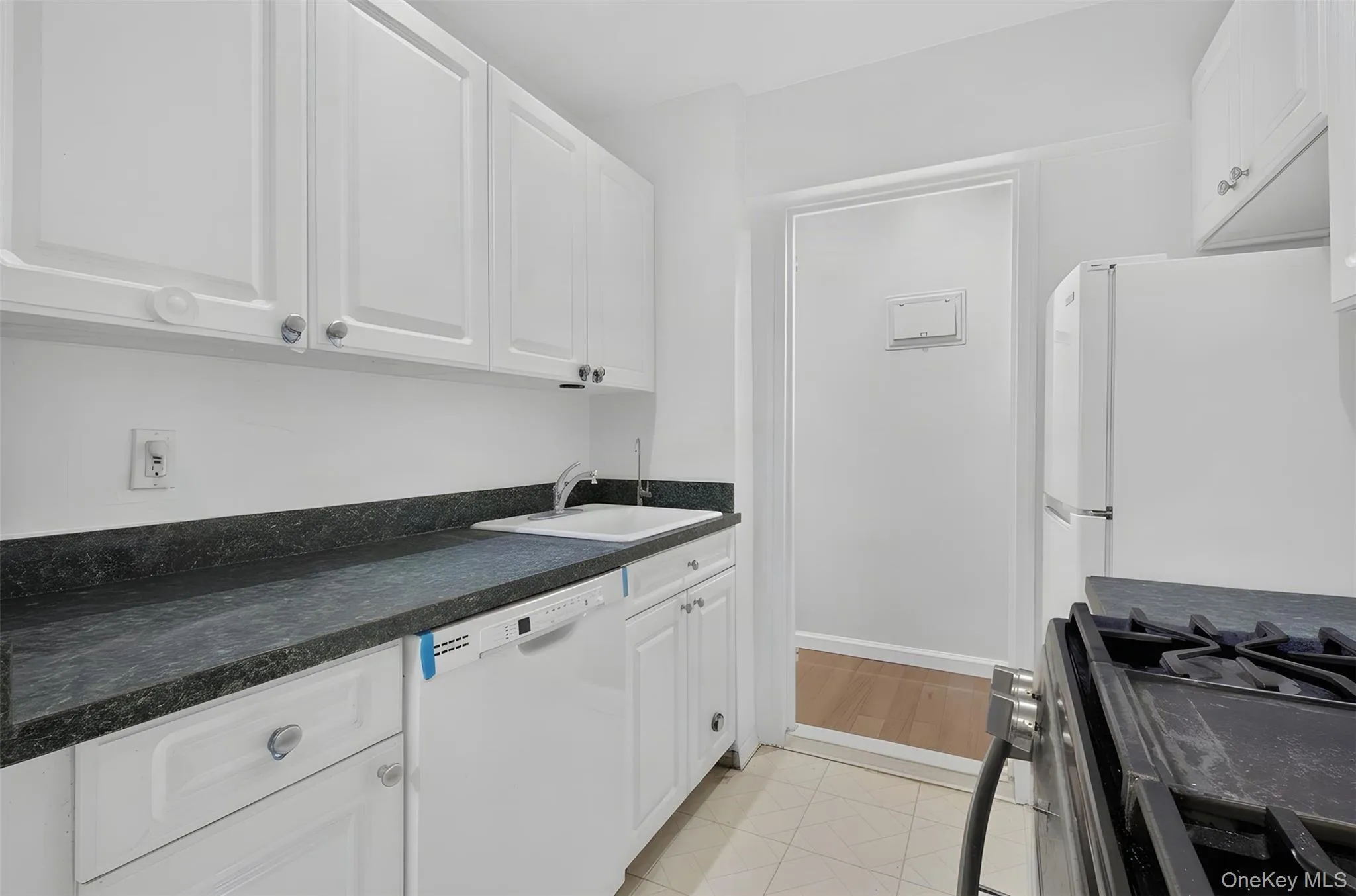 20 Hill Park Avenue, North Hempstead, NY, 2 Bedrooms Bedrooms, 5 Rooms Rooms,2 BathroomsBathrooms,Residential,For Rent,Hill Park,0,1043334 20 Hill Park Avenue, North Hempstead, NY, 2 Bedrooms Bedrooms, 5 Rooms Rooms,2 BathroomsBathrooms,Residential,For Rent,Hill Park,0,1043334
