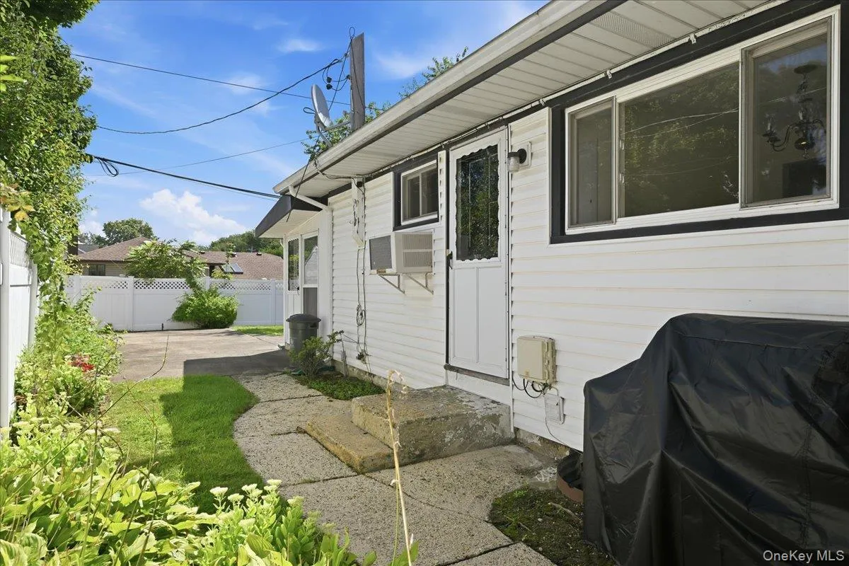 3695 Waverly Avenue, Hempstead, NY, 4 Bedrooms Bedrooms, 8 Rooms Rooms,2 BathroomsBathrooms,Residential,For Rent,Waverly,0,1043345 3695 Waverly Avenue, Hempstead, NY, 4 Bedrooms Bedrooms, 8 Rooms Rooms,2 BathroomsBathrooms,Residential,For Rent,Waverly,0,1043345