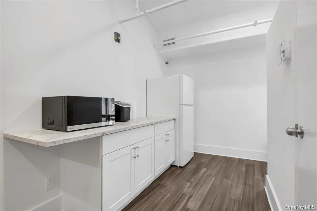 705 Middle Neck Rd. #306, North Hempstead, NY, ,Commercial Lease,For Rent,Middle Neck Rd. #306,0,1043351 705 Middle Neck Rd. #306, North Hempstead, NY, ,Commercial Lease,For Rent,Middle Neck Rd. #306,0,1043351