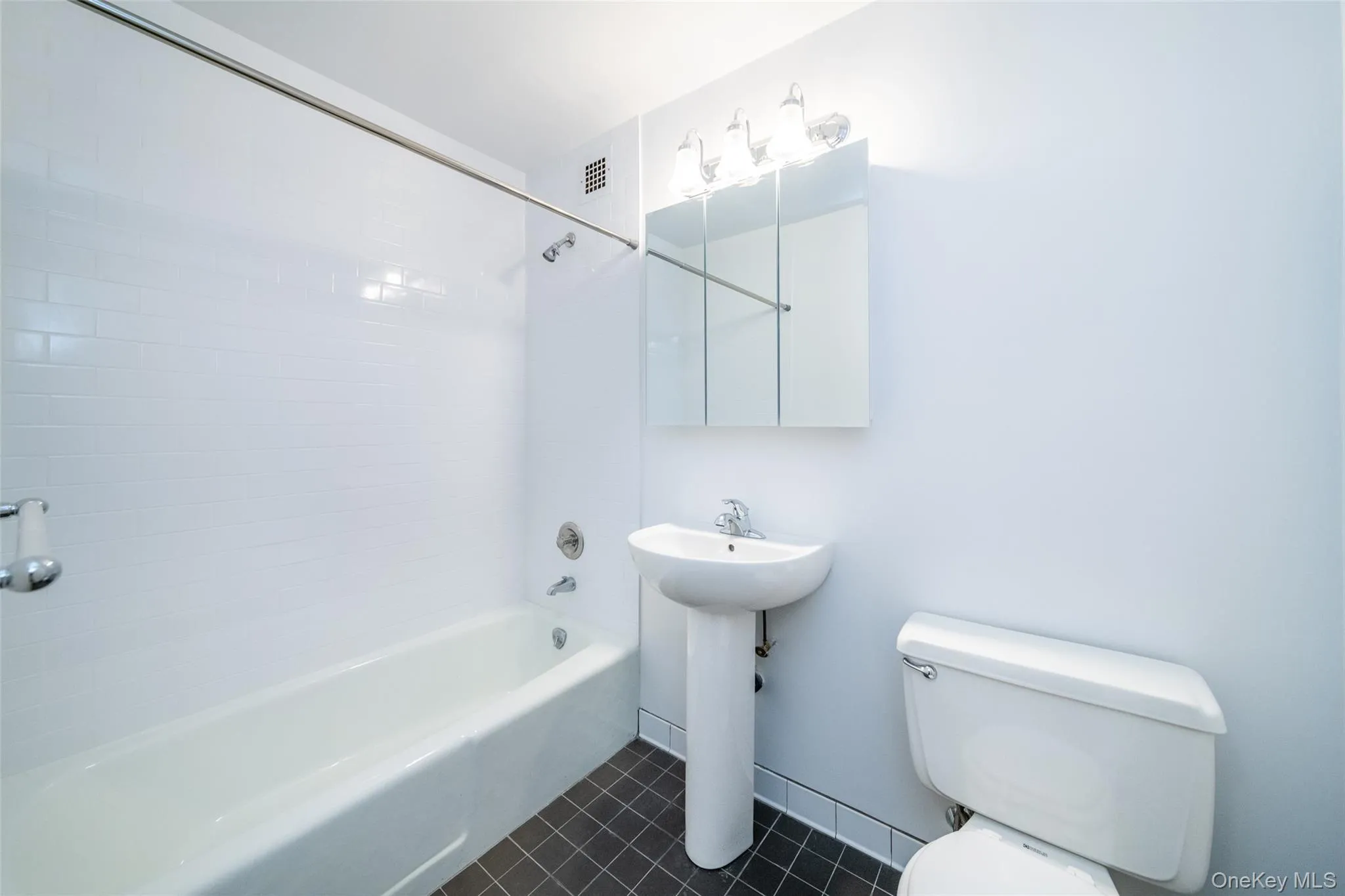 125 Lake Street, White Plains, NY, 2 Bedrooms Bedrooms, 4 Rooms Rooms,1 BathroomBathrooms,Residential Lease,For Rent,Lake,0,1043375 125 Lake Street, White Plains, NY, 2 Bedrooms Bedrooms, 4 Rooms Rooms,1 BathroomBathrooms,Residential Lease,For Rent,Lake,0,1043375