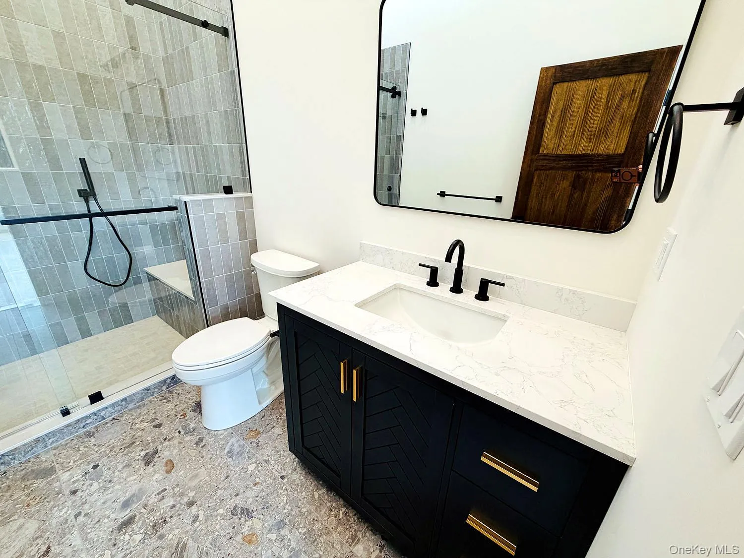 Spacious full bath Spacious full bath