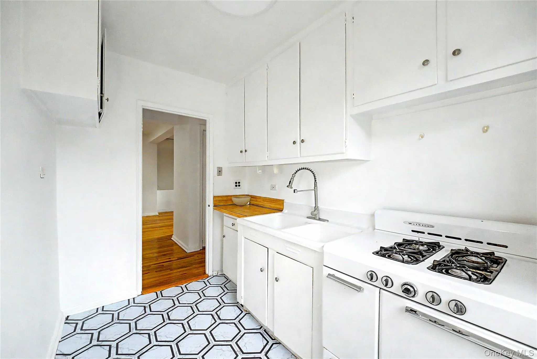 75-08 Bell Boulevard, New York, NY, 1 Bedroom Bedrooms, 3 Rooms Rooms,1 BathroomBathrooms,Residential,For Rent,Bell,0,1043437 75-08 Bell Boulevard, New York, NY, 1 Bedroom Bedrooms, 3 Rooms Rooms,1 BathroomBathrooms,Residential,For Rent,Bell,0,1043437