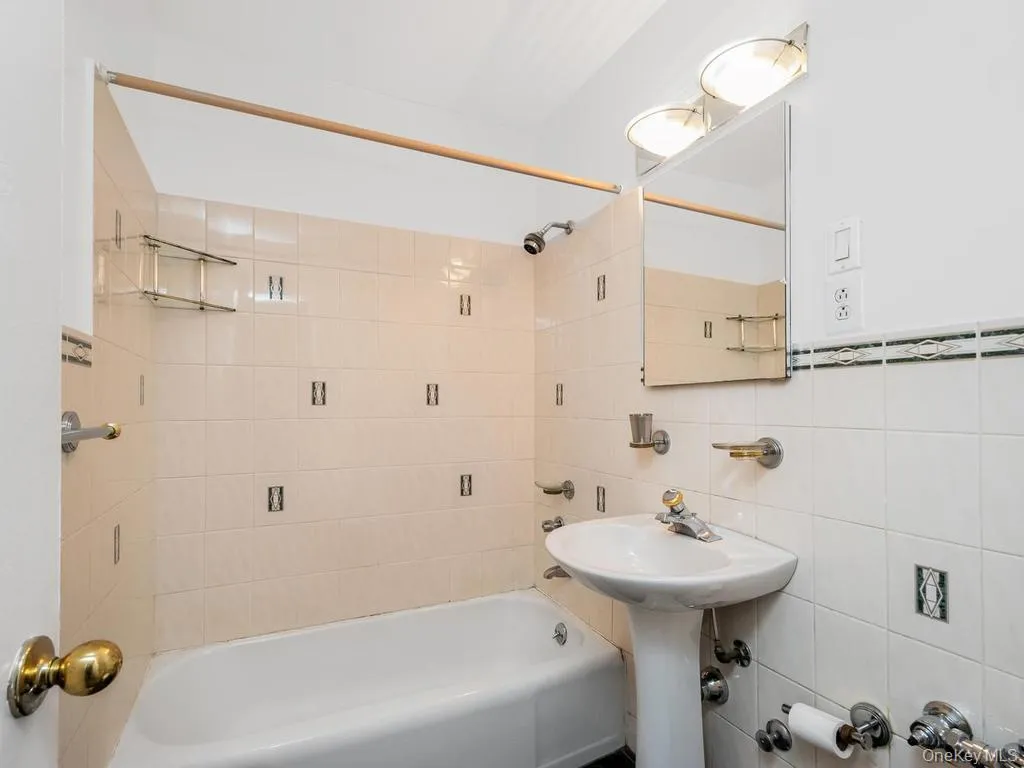 3901 Independence Avenue, New York, NY, 1 Bedroom Bedrooms, 3 Rooms Rooms,1 BathroomBathrooms,Residential,For Rent,Independence,0,1043447 3901 Independence Avenue, New York, NY, 1 Bedroom Bedrooms, 3 Rooms Rooms,1 BathroomBathrooms,Residential,For Rent,Independence,0,1043447