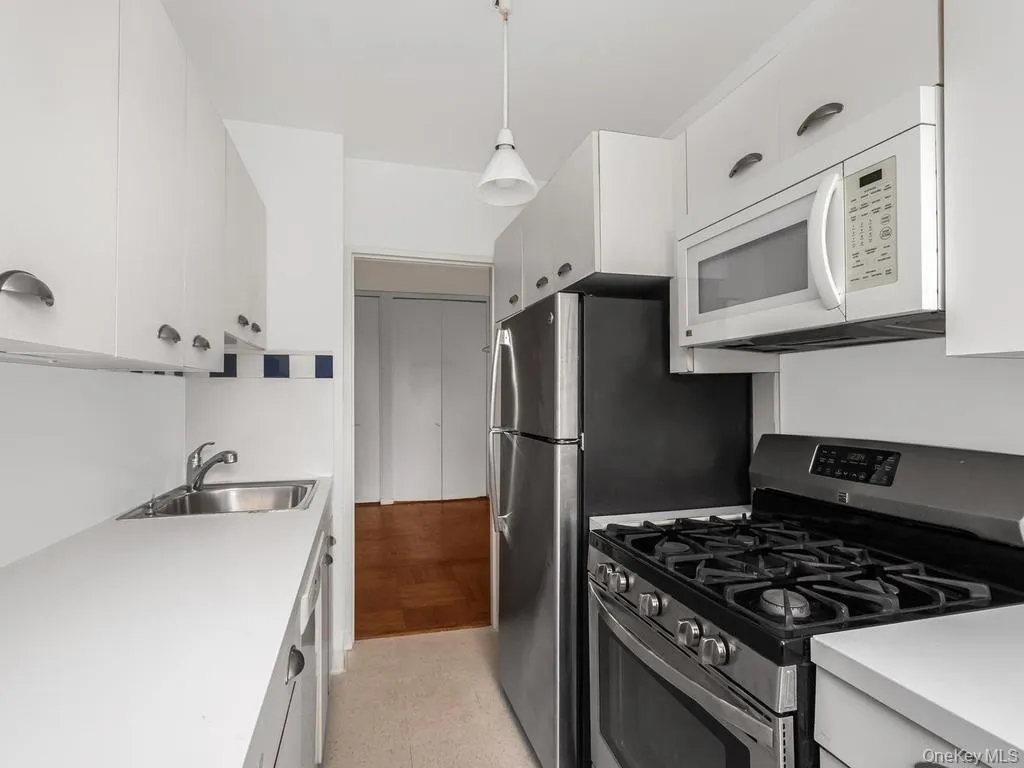3901 Independence Avenue, New York, NY, 1 Bedroom Bedrooms, 3 Rooms Rooms,1 BathroomBathrooms,Residential,For Rent,Independence,0,1043447 3901 Independence Avenue, New York, NY, 1 Bedroom Bedrooms, 3 Rooms Rooms,1 BathroomBathrooms,Residential,For Rent,Independence,0,1043447
