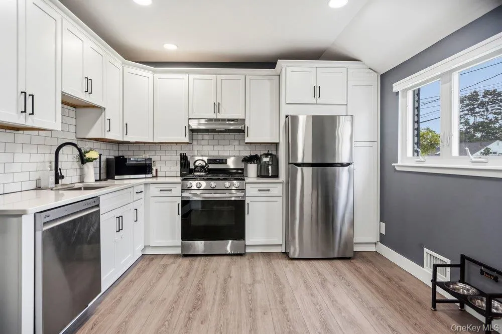 18 Huron Street, Brookhaven, NY, 3 Bedrooms Bedrooms, 8 Rooms Rooms,2 BathroomsBathrooms,Residential,For Rent,Huron,0,1043472 18 Huron Street, Brookhaven, NY, 3 Bedrooms Bedrooms, 8 Rooms Rooms,2 BathroomsBathrooms,Residential,For Rent,Huron,0,1043472