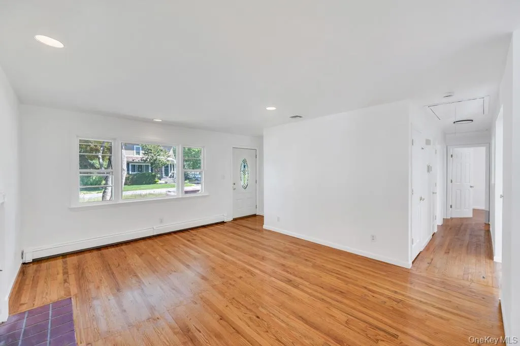 40 Fenwick Street, Huntington, NY, 3 Bedrooms Bedrooms, 4 Rooms Rooms,1 BathroomBathrooms,Residential,For Rent,Fenwick,0,1043489 40 Fenwick Street, Huntington, NY, 3 Bedrooms Bedrooms, 4 Rooms Rooms,1 BathroomBathrooms,Residential,For Rent,Fenwick,0,1043489