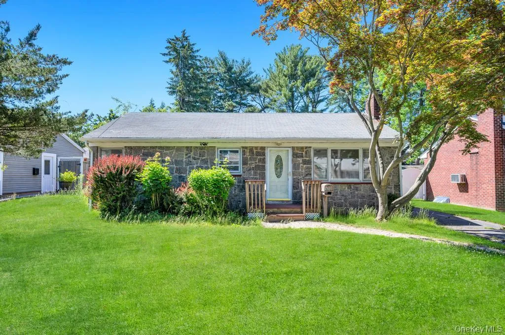 40 Fenwick Street, Huntington, NY, 3 Bedrooms Bedrooms, 4 Rooms Rooms,1 BathroomBathrooms,Residential,For Rent,Fenwick,0,1043489 40 Fenwick Street, Huntington, NY, 3 Bedrooms Bedrooms, 4 Rooms Rooms,1 BathroomBathrooms,Residential,For Rent,Fenwick,0,1043489