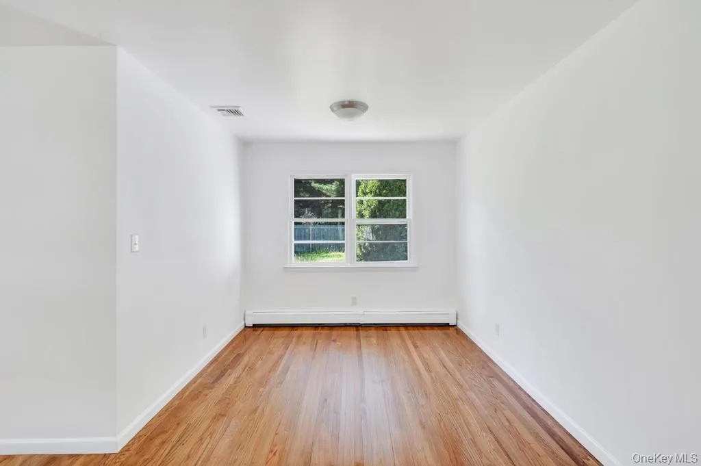 40 Fenwick Street, Huntington, NY, 3 Bedrooms Bedrooms, 4 Rooms Rooms,1 BathroomBathrooms,Residential,For Rent,Fenwick,0,1043489 40 Fenwick Street, Huntington, NY, 3 Bedrooms Bedrooms, 4 Rooms Rooms,1 BathroomBathrooms,Residential,For Rent,Fenwick,0,1043489