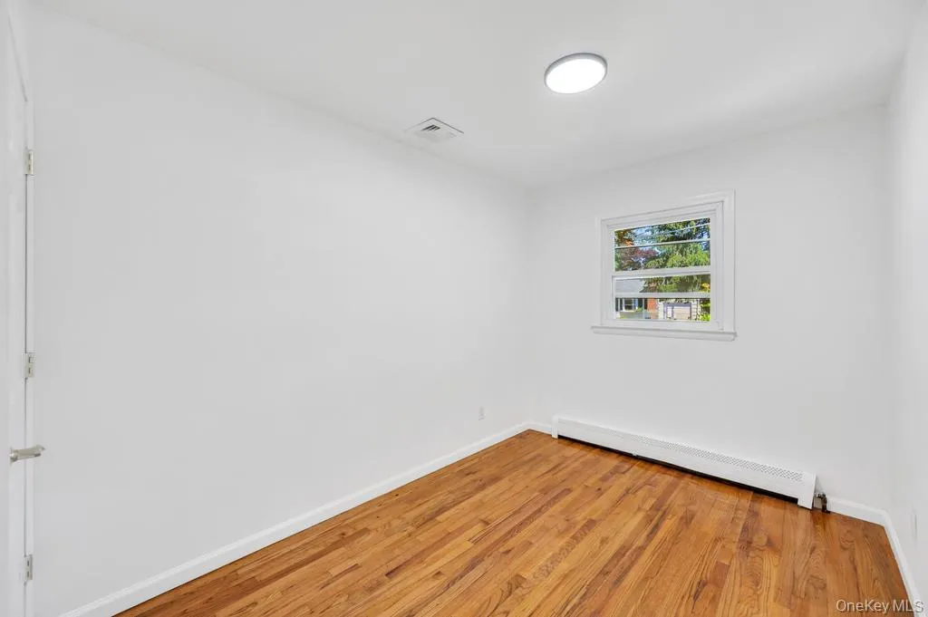 40 Fenwick Street, Huntington, NY, 3 Bedrooms Bedrooms, 4 Rooms Rooms,1 BathroomBathrooms,Residential,For Rent,Fenwick,0,1043489 40 Fenwick Street, Huntington, NY, 3 Bedrooms Bedrooms, 4 Rooms Rooms,1 BathroomBathrooms,Residential,For Rent,Fenwick,0,1043489