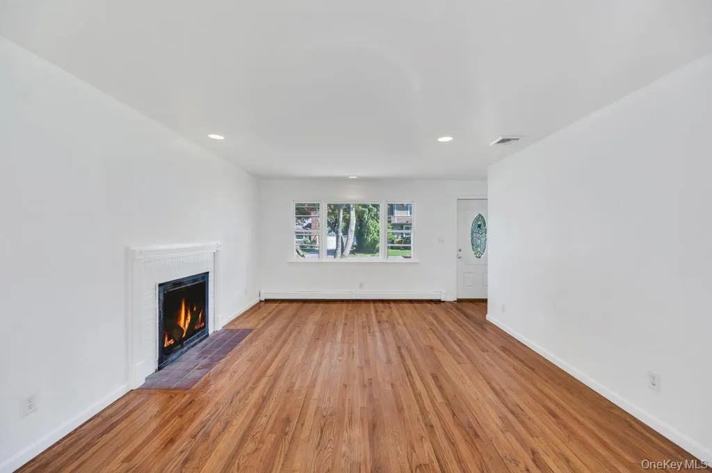 40 Fenwick Street, Huntington, NY, 3 Bedrooms Bedrooms, 4 Rooms Rooms,1 BathroomBathrooms,Residential,For Rent,Fenwick,0,1043489 40 Fenwick Street, Huntington, NY, 3 Bedrooms Bedrooms, 4 Rooms Rooms,1 BathroomBathrooms,Residential,For Rent,Fenwick,0,1043489