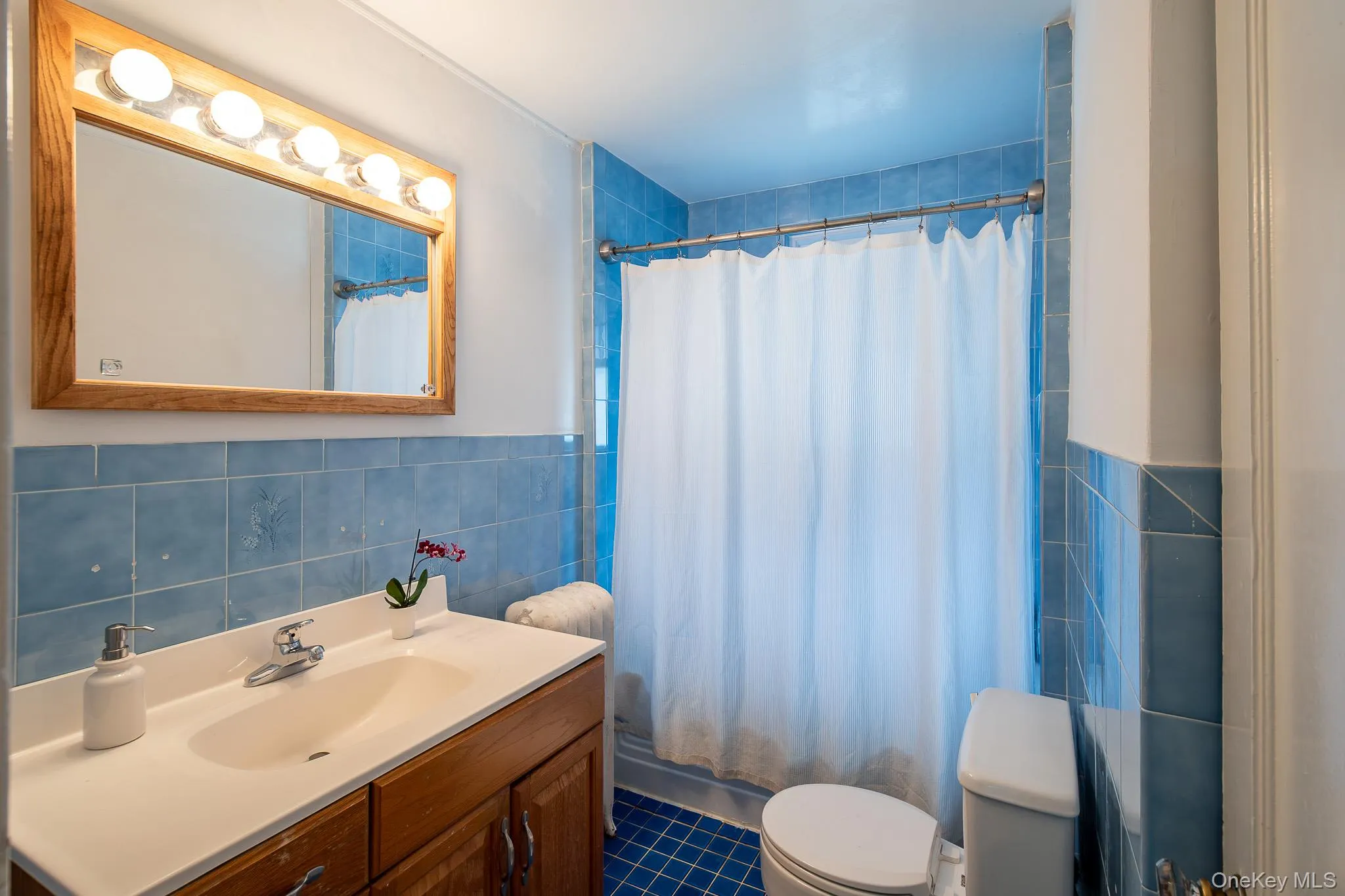 Full Hall Bathroom (2nd floor) Full Hall Bathroom (2nd floor)
