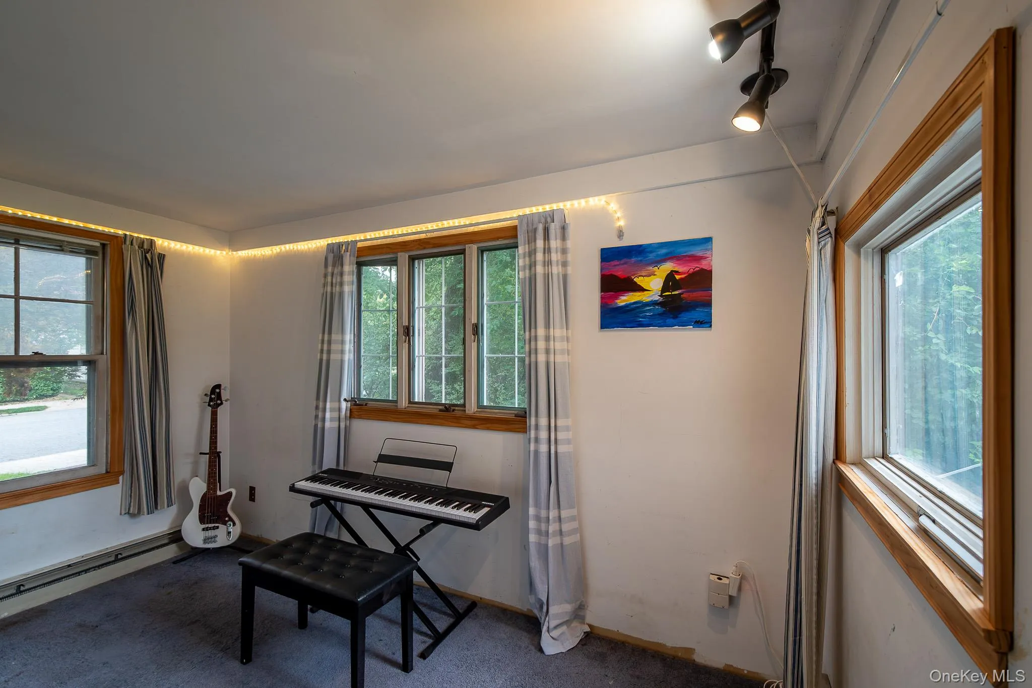 Possible office, or guest bedroom, or creative room Possible office, or guest bedroom, or creative room