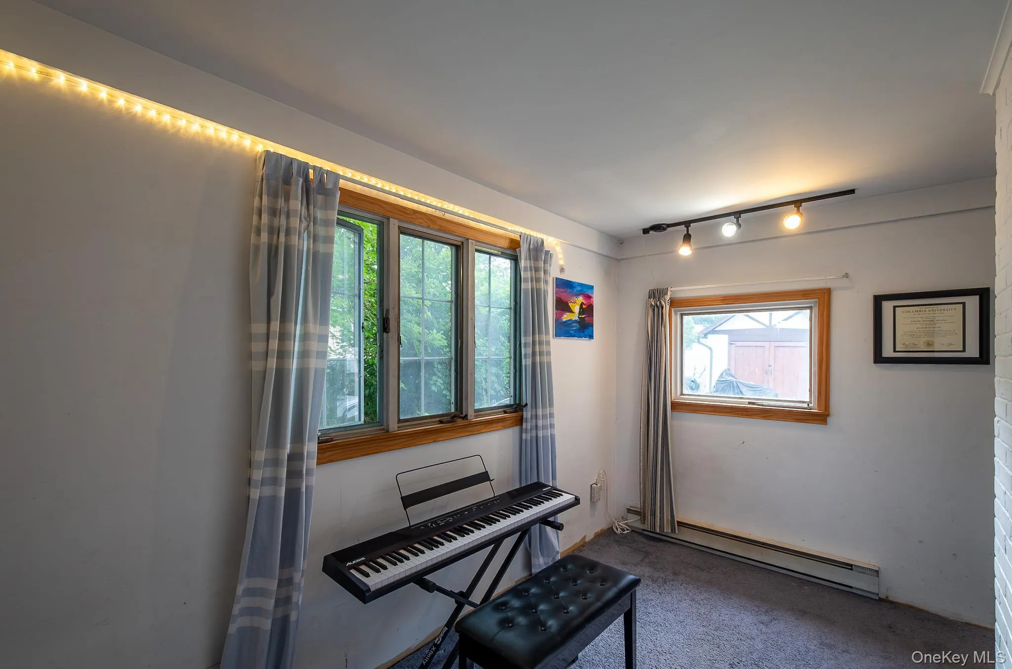 Possible office, or guest bedroom, or creative room Possible office, or guest bedroom, or creative room
