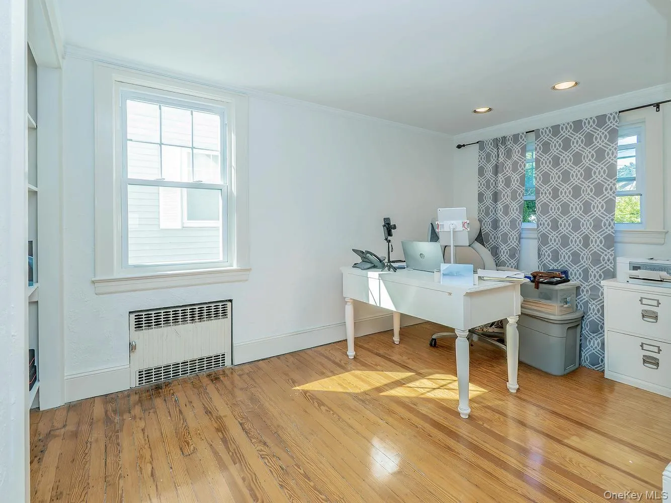 Side room could be used as a den/office space or dining area Side room could be used as a den/office space or dining area