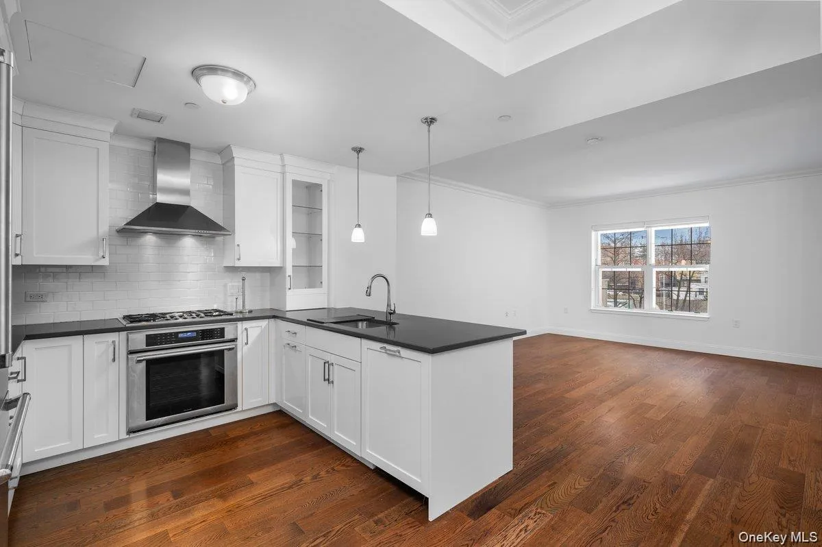 Open concept. Tons of light. Open concept. Tons of light.