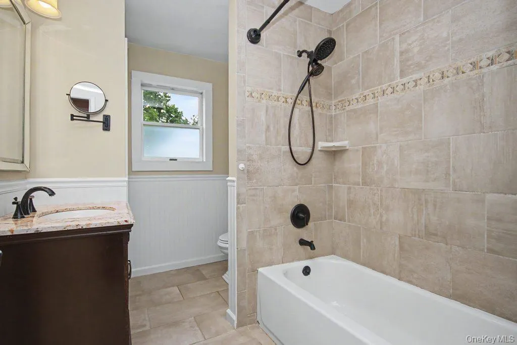 2nd Level Full Bathroom w/Linen Closet 2nd Level Full Bathroom w/Linen Closet