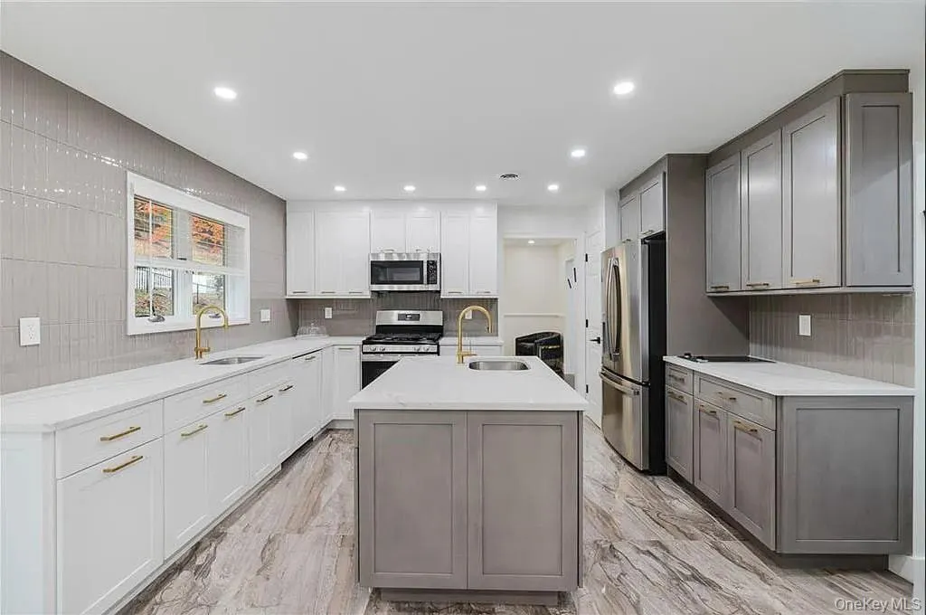 169 Pascack Road, Clarkstown, NY, 6 Bedrooms Bedrooms, 12 Rooms Rooms,3 BathroomsBathrooms,Residential,For Rent,Pascack,0,1043592 169 Pascack Road, Clarkstown, NY, 6 Bedrooms Bedrooms, 12 Rooms Rooms,3 BathroomsBathrooms,Residential,For Rent,Pascack,0,1043592