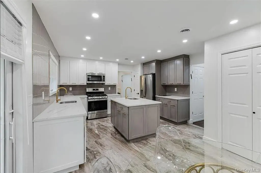 169 Pascack Road, Clarkstown, NY, 6 Bedrooms Bedrooms, 12 Rooms Rooms,3 BathroomsBathrooms,Residential,For Rent,Pascack,0,1043592 169 Pascack Road, Clarkstown, NY, 6 Bedrooms Bedrooms, 12 Rooms Rooms,3 BathroomsBathrooms,Residential,For Rent,Pascack,0,1043592