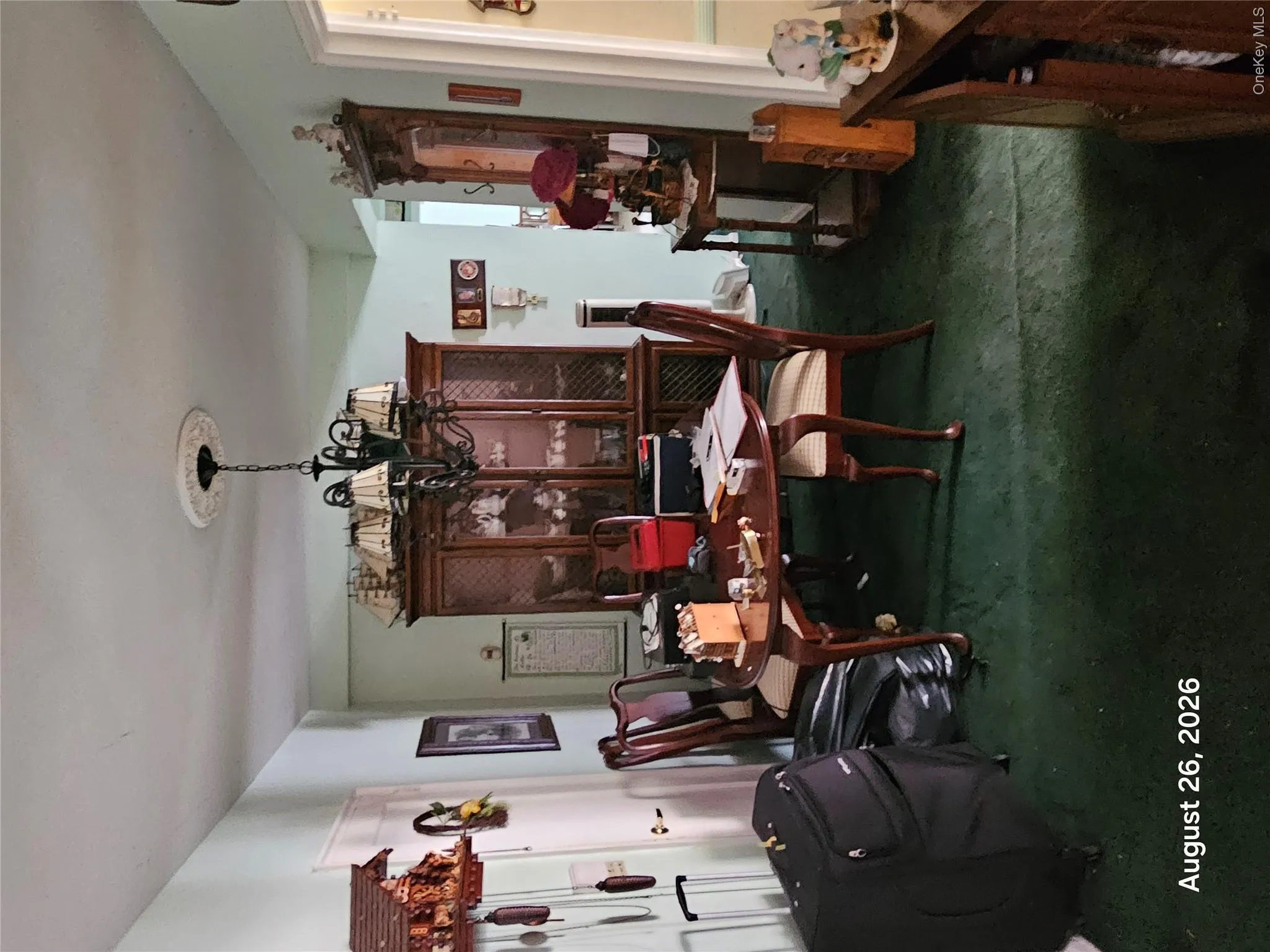 Entry/dining area. Entry/dining area.