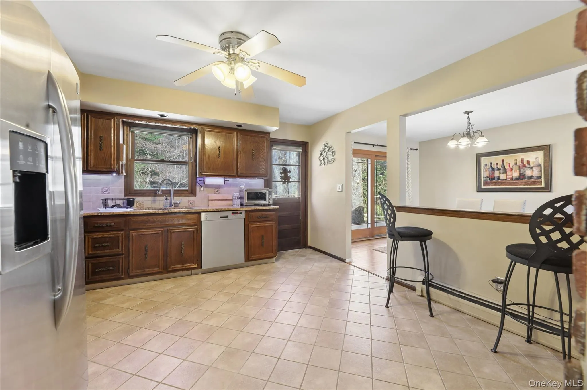 Lovely, spacious kitchen with great cabinet space Lovely, spacious kitchen with great cabinet space