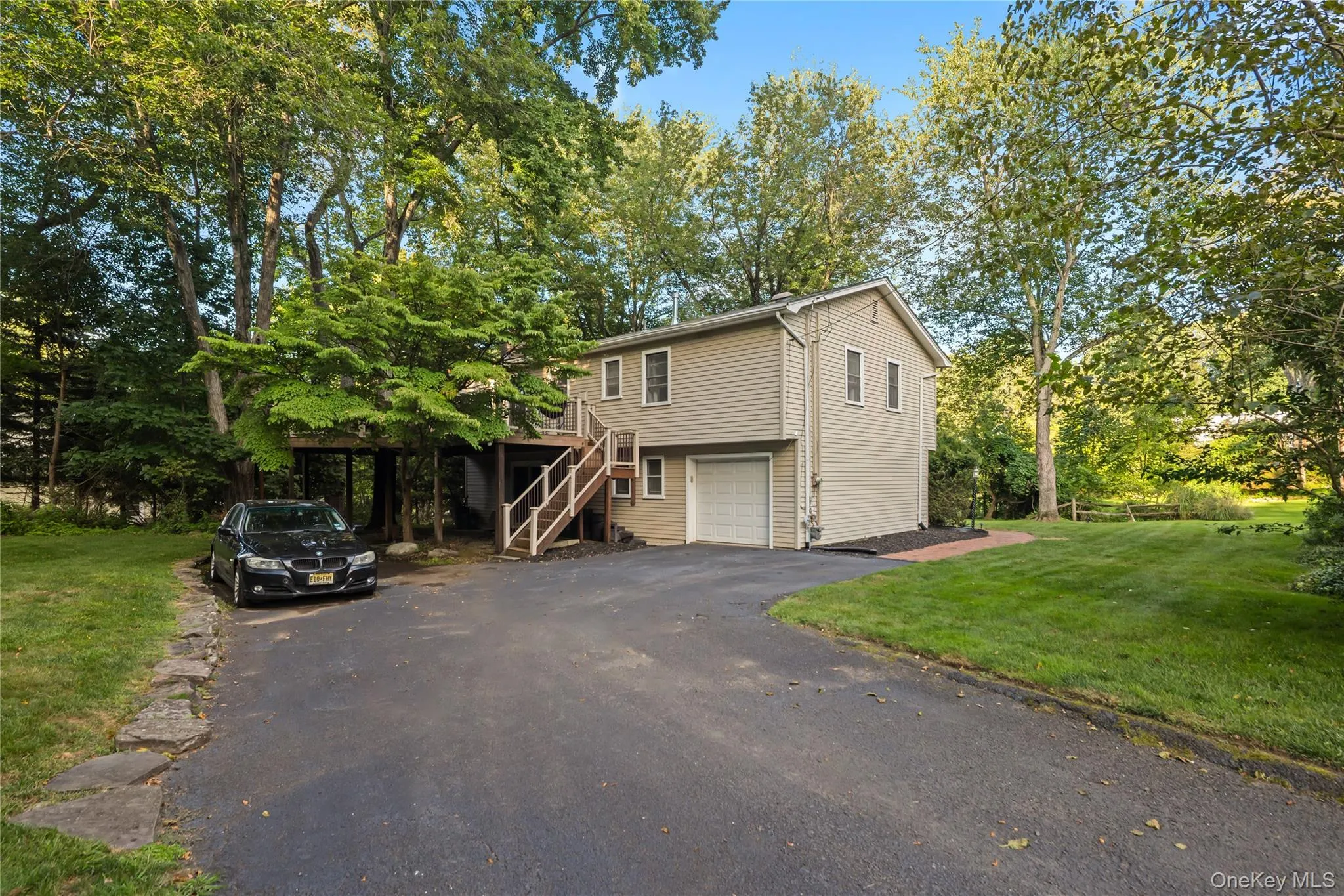 Expansive driveway, parking for 4 cars plus the garage Expansive driveway, parking for 4 cars plus the garage