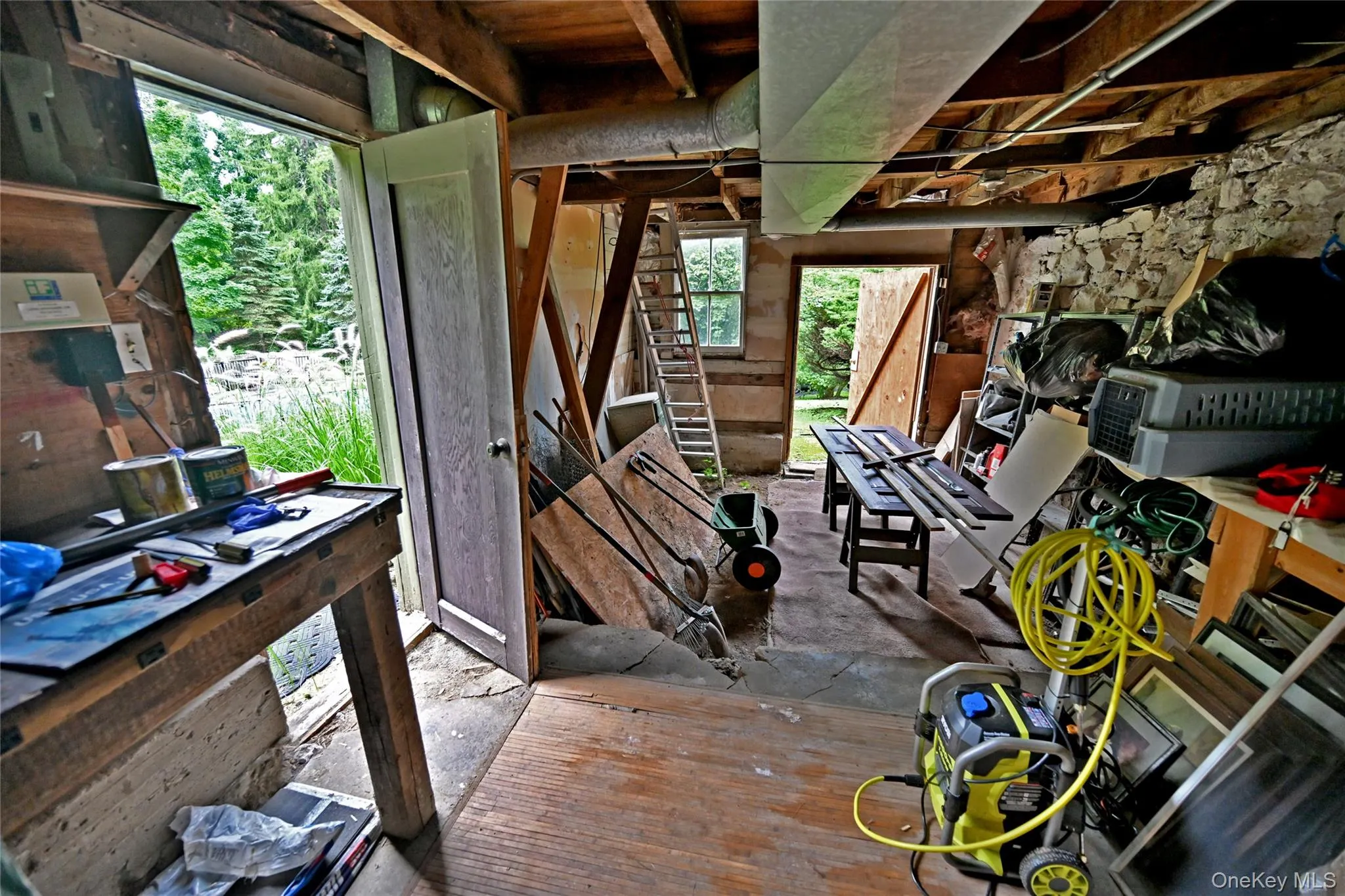 Work area wher you an also park your lawn equiptment Work area wher you an also park your lawn equiptment