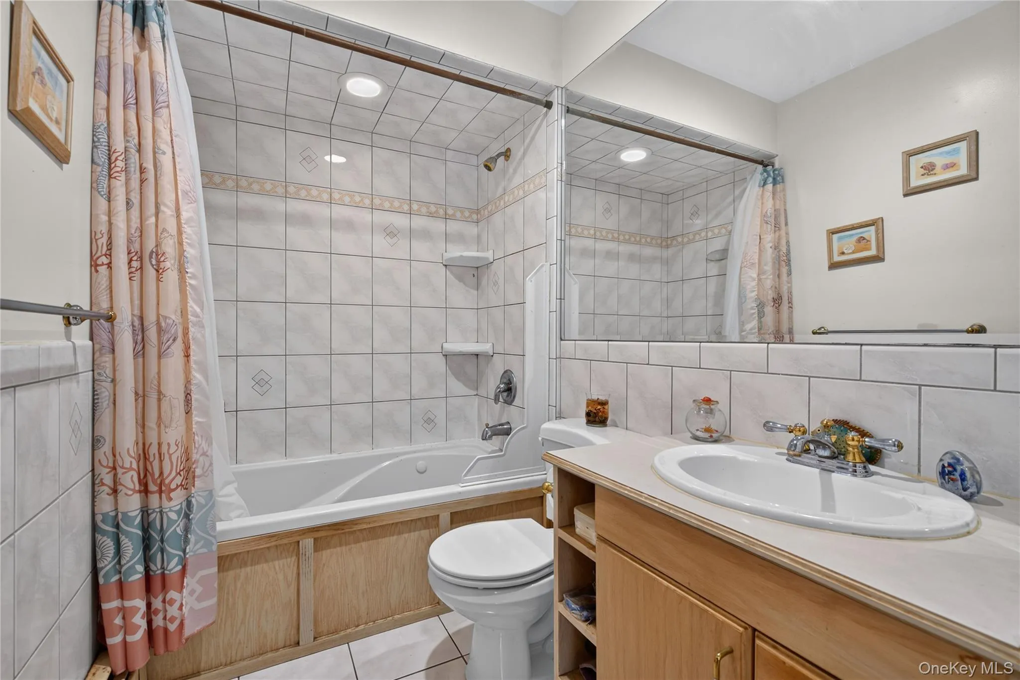 Full spa tub in the upstairs bathroom. Full spa tub in the upstairs bathroom.