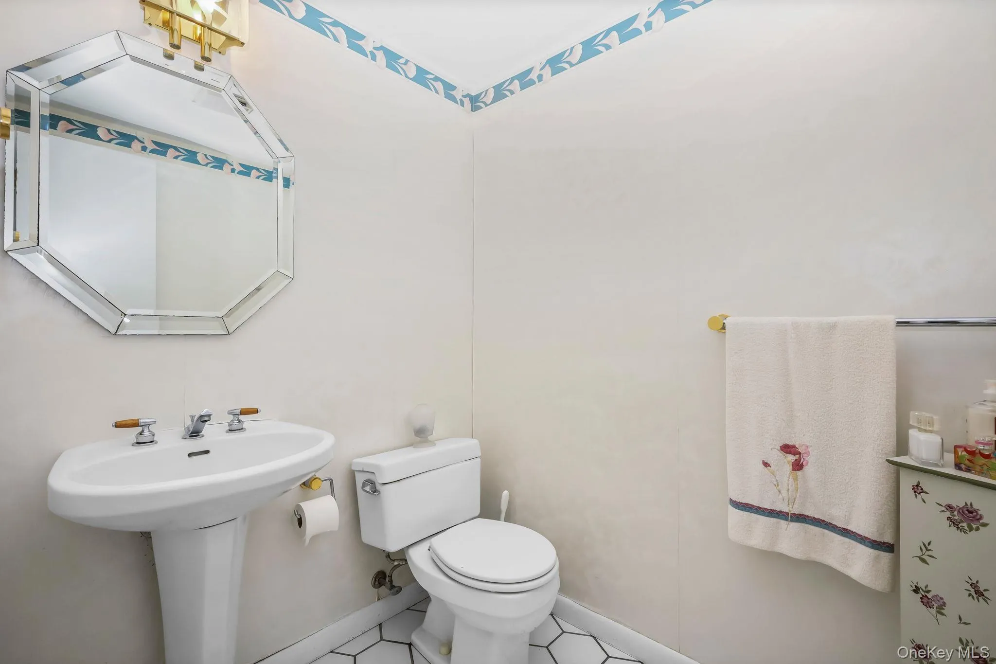 1/2 Bathroom 1/2 Bathroom