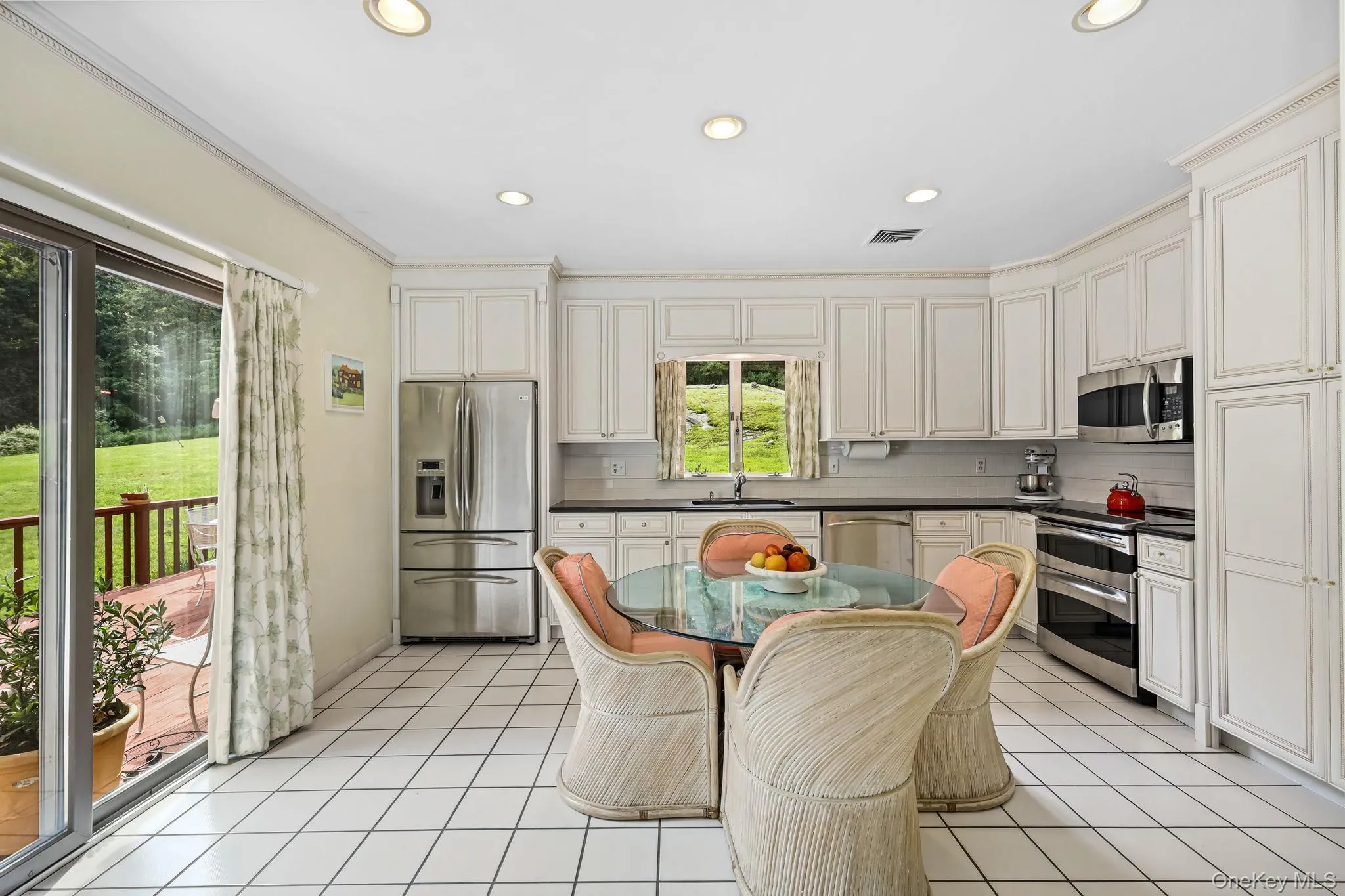 Eat-in Kitchen Eat-in Kitchen