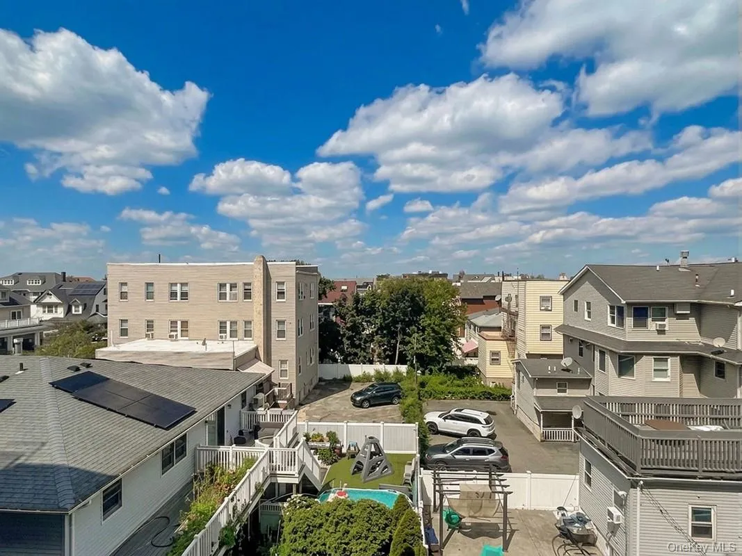 The balcony has views of Jamaica Bay and Manhattan midtown skyline 25 miles away The balcony has views of Jamaica Bay and Manhattan midtown skyline 25 miles away
