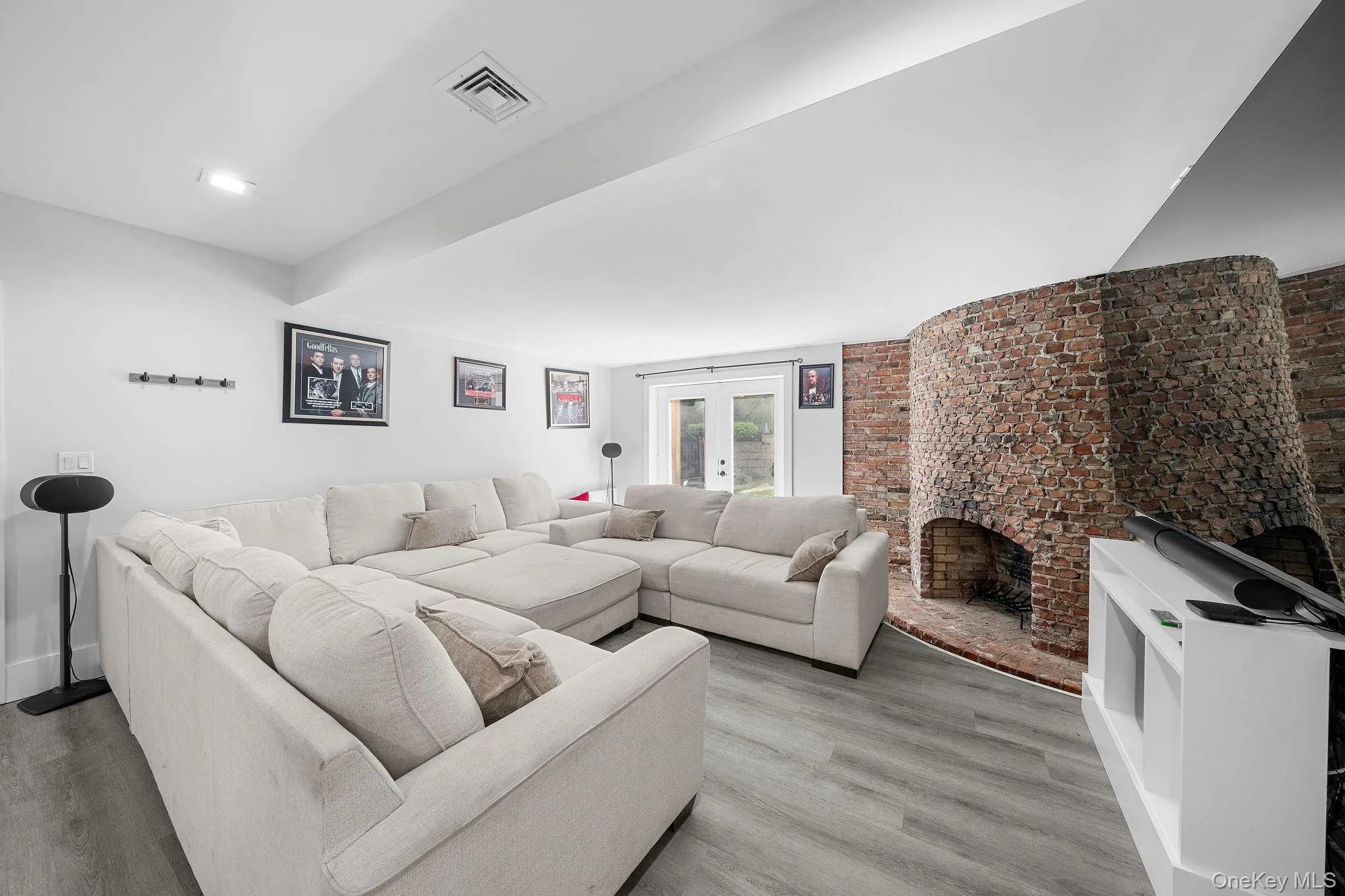 w Fireplace w Fireplace