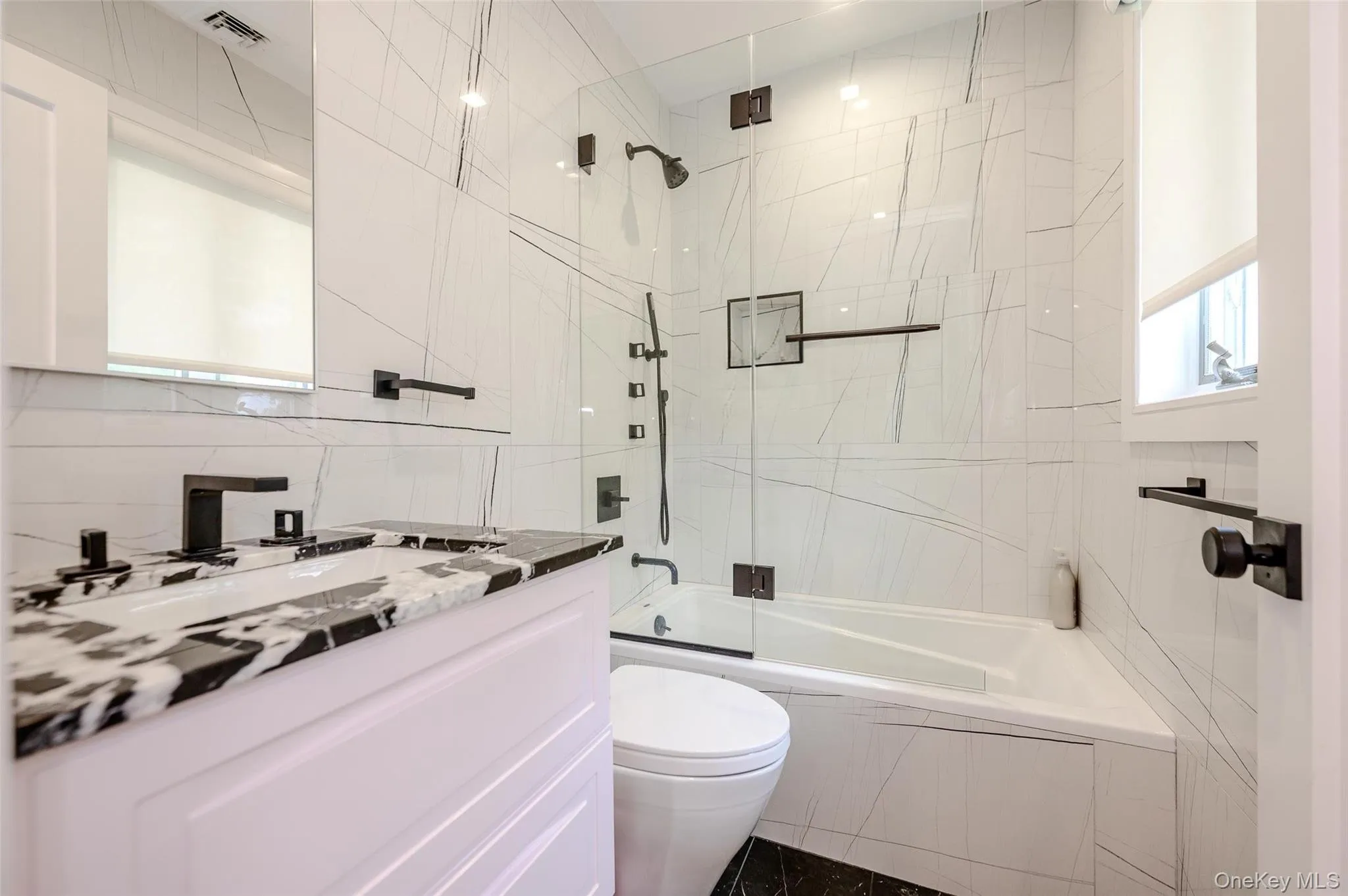 39 Burton Avenue, Hempstead, NY, 8 Bedrooms Bedrooms, 14 Rooms Rooms,5 BathroomsBathrooms,Residential,For Rent,Burton,0,1043763 39 Burton Avenue, Hempstead, NY, 8 Bedrooms Bedrooms, 14 Rooms Rooms,5 BathroomsBathrooms,Residential,For Rent,Burton,0,1043763