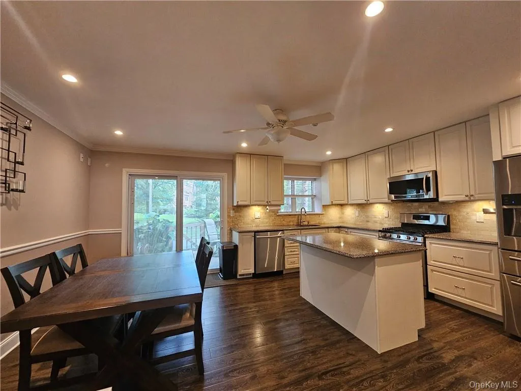 1 Kensington Court, Clarkstown, NY, 2 Bedrooms Bedrooms, 6 Rooms Rooms,2 BathroomsBathrooms,Residential Lease,For Rent,Kensington,0,1043764 1 Kensington Court, Clarkstown, NY, 2 Bedrooms Bedrooms, 6 Rooms Rooms,2 BathroomsBathrooms,Residential Lease,For Rent,Kensington,0,1043764