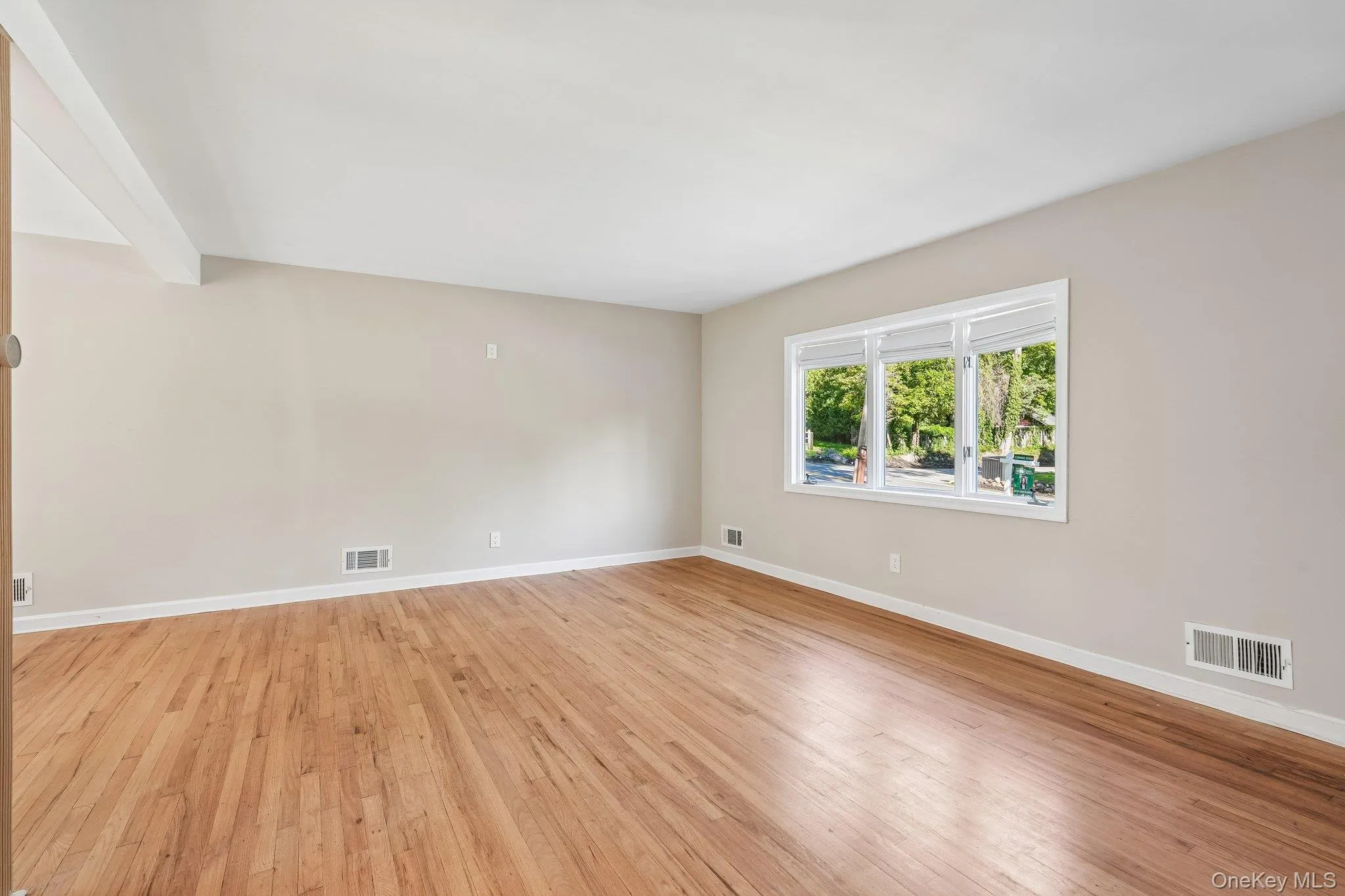 Spacious bedroom with double closet Spacious bedroom with double closet