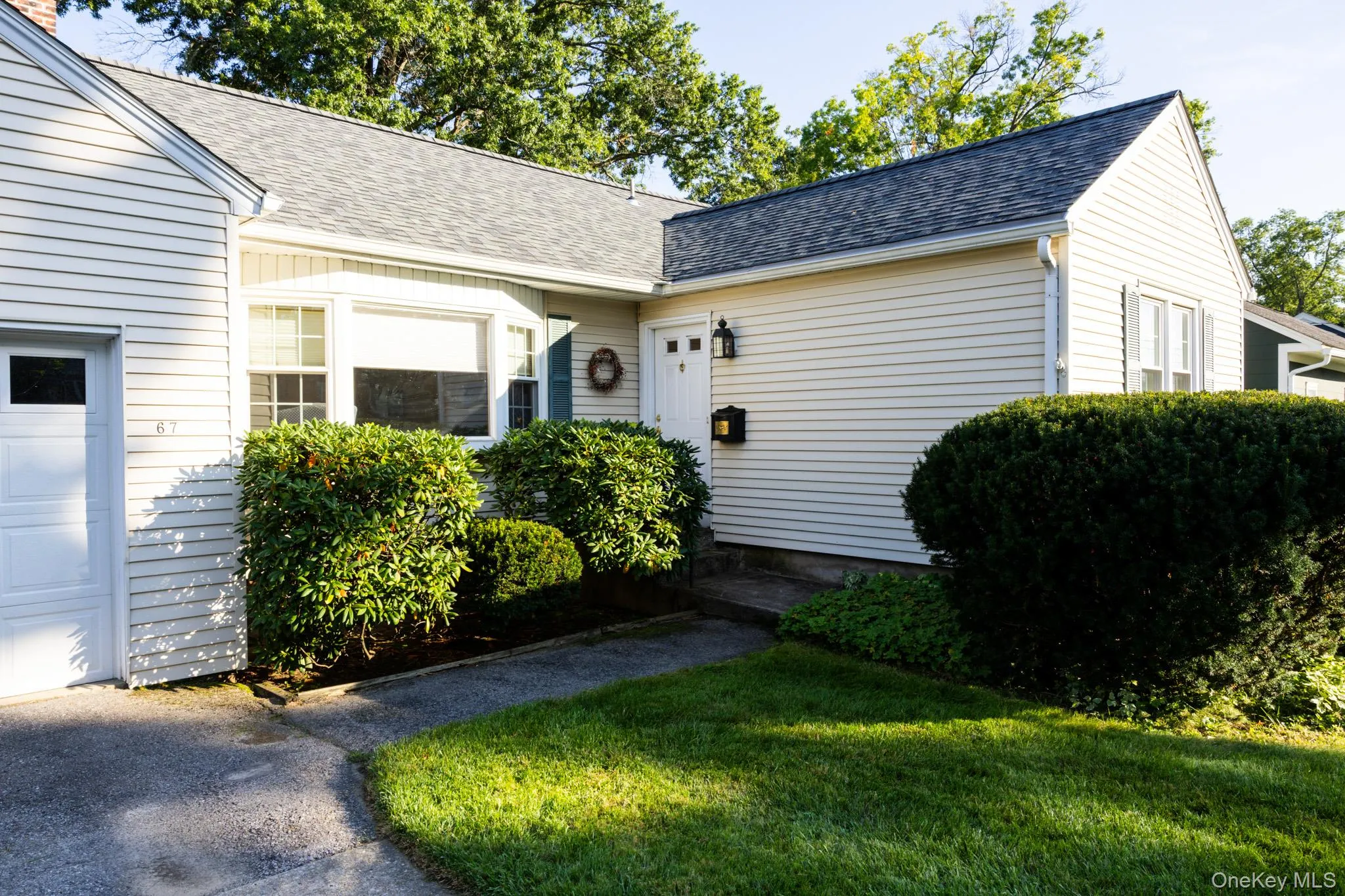 Home Front/Front door view, landscaping Home Front/Front door view, landscaping