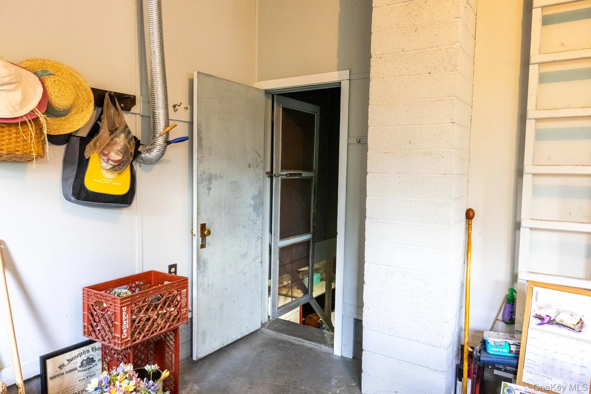 Garage with Basement access Garage with Basement access