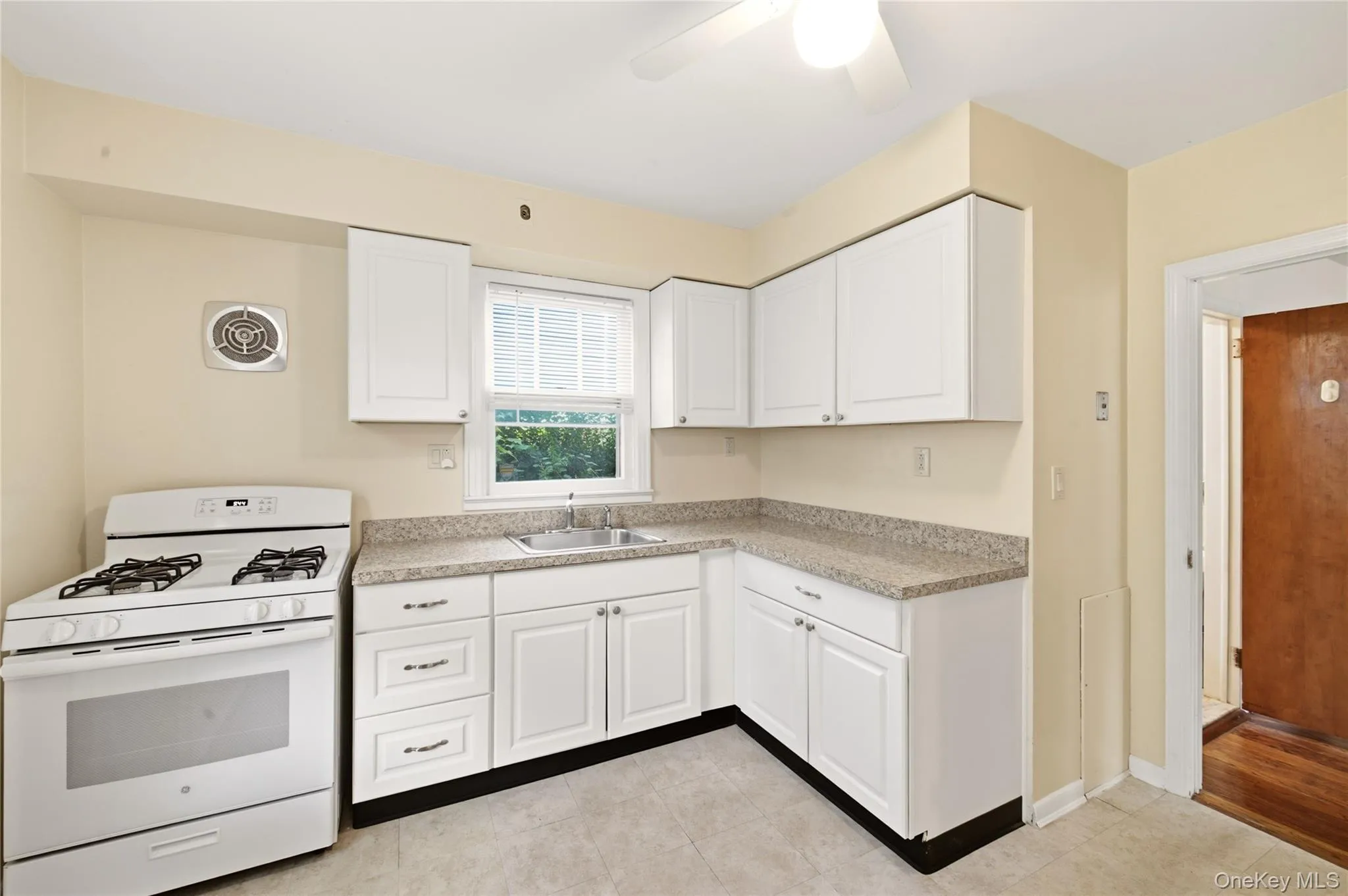19 Sunset Avenue, Glen Cove, NY, 1 Bedroom Bedrooms, 3 Rooms Rooms,1 BathroomBathrooms,Residential Lease,For Rent,Sunset,0,1043796 19 Sunset Avenue, Glen Cove, NY, 1 Bedroom Bedrooms, 3 Rooms Rooms,1 BathroomBathrooms,Residential Lease,For Rent,Sunset,0,1043796