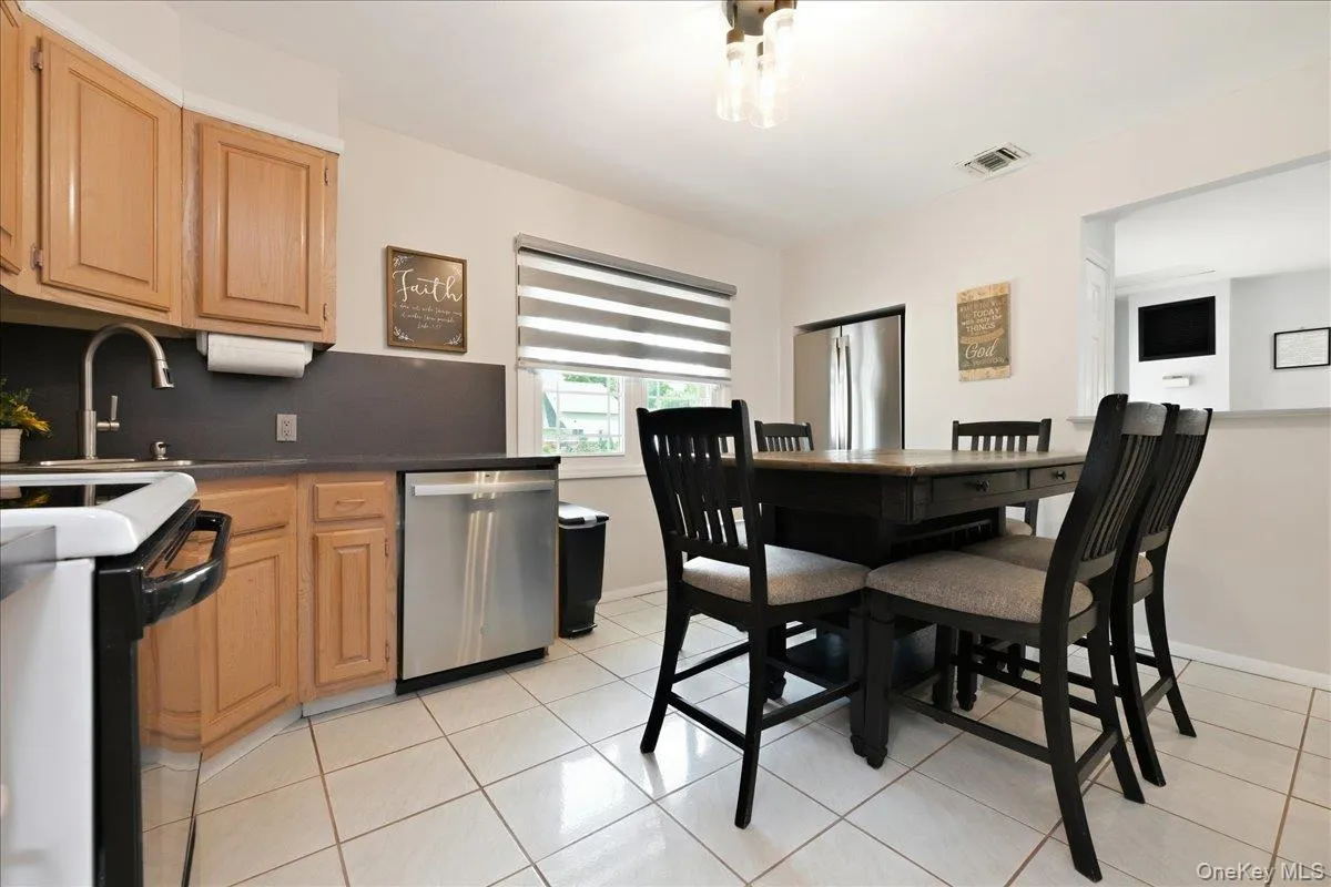 136 Tardy Lane, Hempstead, NY, 4 Bedrooms Bedrooms, 7 Rooms Rooms,2 BathroomsBathrooms,Residential,For Rent,Tardy,0,1043815 136 Tardy Lane, Hempstead, NY, 4 Bedrooms Bedrooms, 7 Rooms Rooms,2 BathroomsBathrooms,Residential,For Rent,Tardy,0,1043815