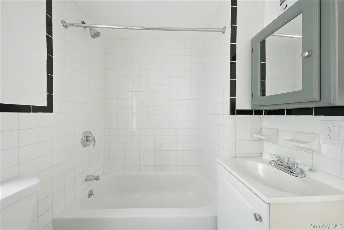 17 Lamartine Avenue, Yonkers, NY, 3 Bedrooms Bedrooms, 5 Rooms Rooms,1 BathroomBathrooms,Residential Lease,For Rent,Lamartine,0,1043844 17 Lamartine Avenue, Yonkers, NY, 3 Bedrooms Bedrooms, 5 Rooms Rooms,1 BathroomBathrooms,Residential Lease,For Rent,Lamartine,0,1043844