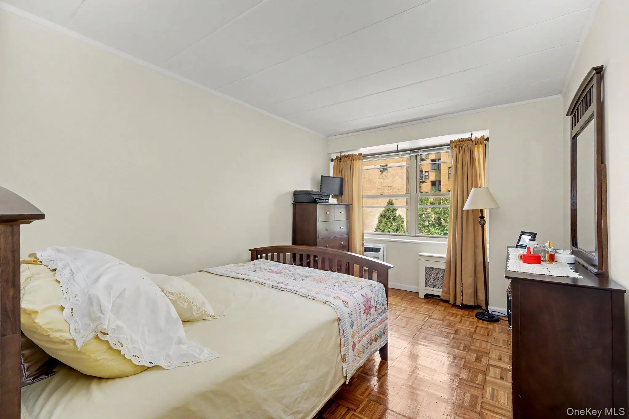 Second bedroom, fits Queen and full size bedroom set Second bedroom, fits Queen and full size bedroom set