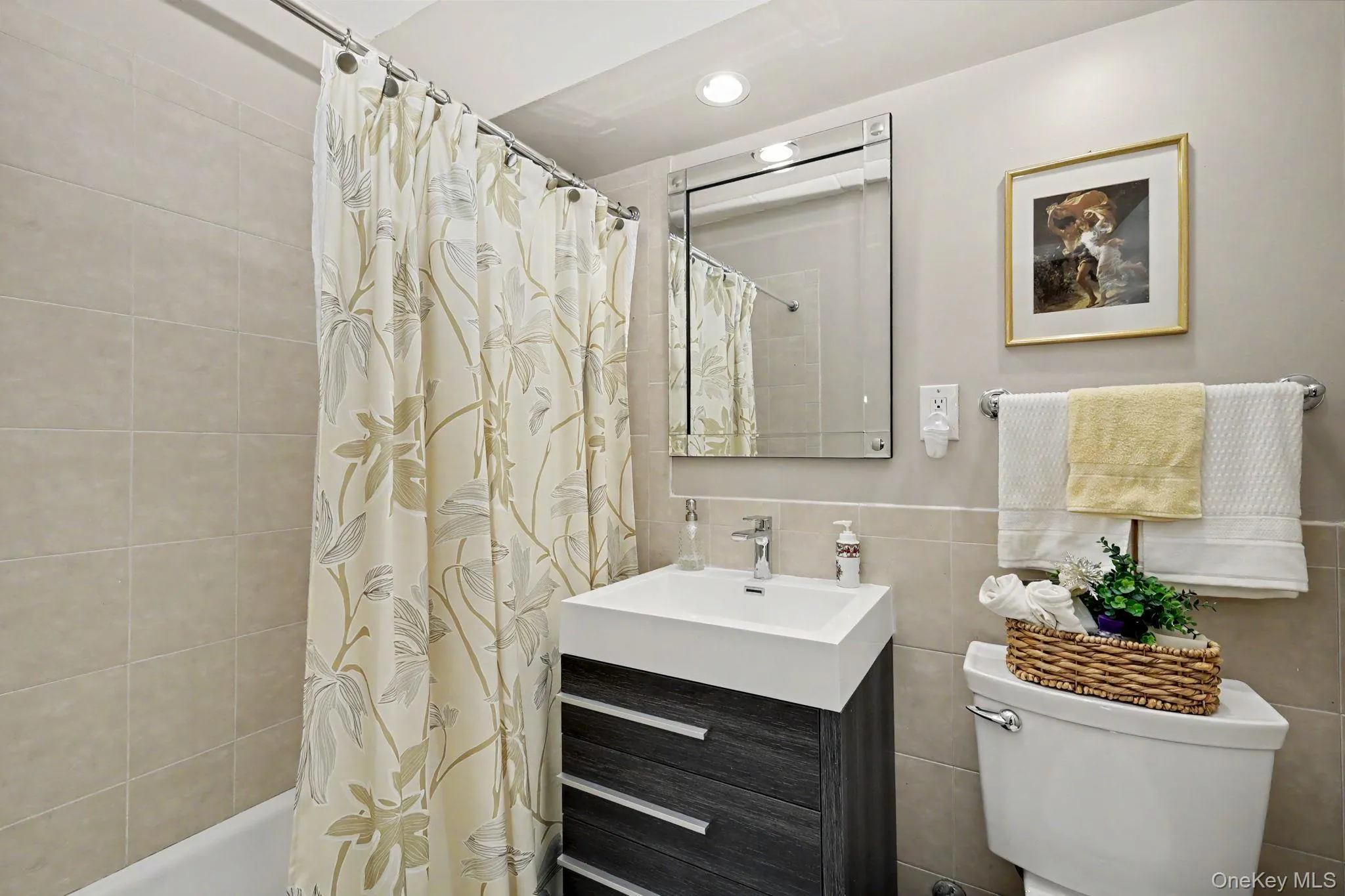 Full Bathroom with a bathtub Full Bathroom with a bathtub