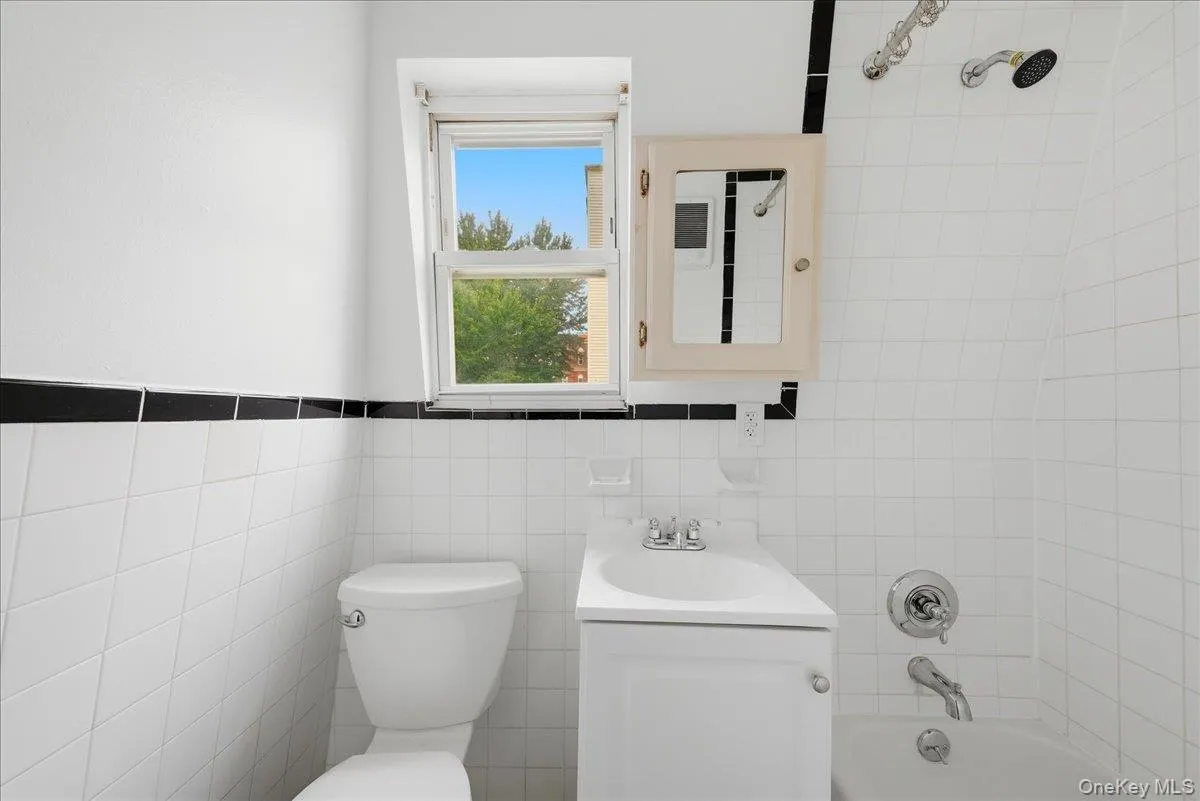 17 Lamartine Avenue, Yonkers, NY, 1 Bedroom Bedrooms, 3 Rooms Rooms,1 BathroomBathrooms,Residential Lease,For Rent,Lamartine,0,1043855 17 Lamartine Avenue, Yonkers, NY, 1 Bedroom Bedrooms, 3 Rooms Rooms,1 BathroomBathrooms,Residential Lease,For Rent,Lamartine,0,1043855