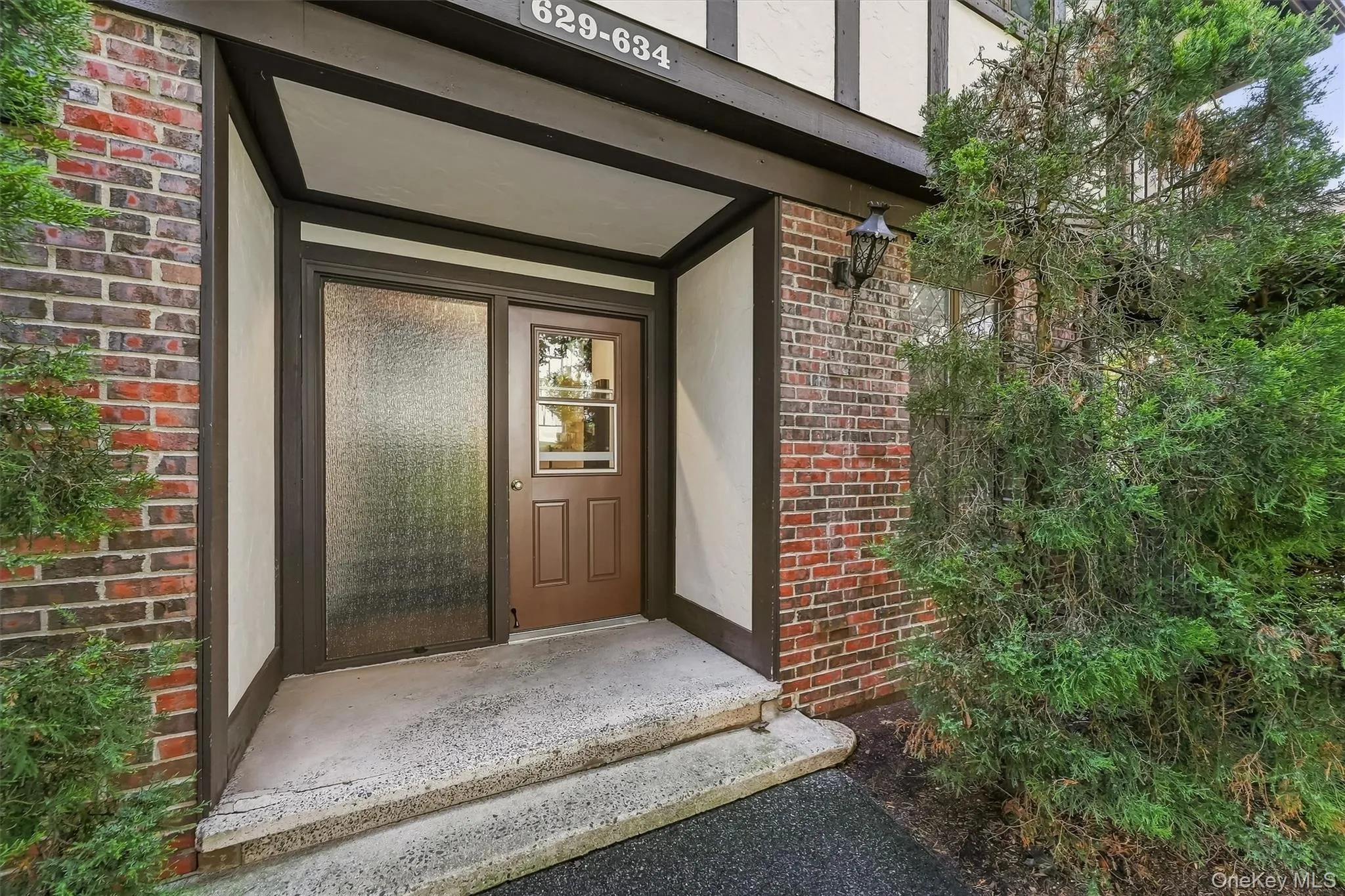 Covered building entrance leading to the condominium. Covered building entrance leading to the condominium.