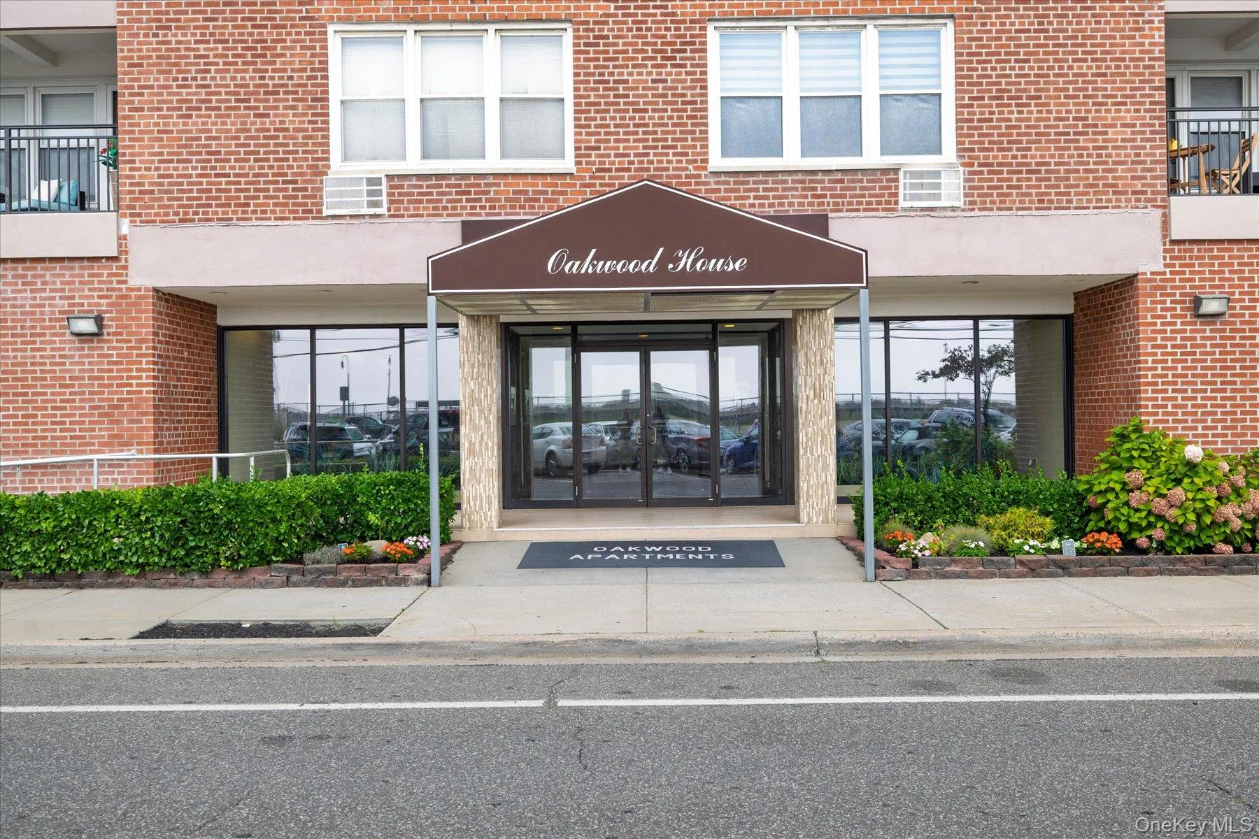 Oakwood House - in the center of Long Beach NY across the street from the beach! Oakwood House - in the center of Long Beach NY across the street from the beach!