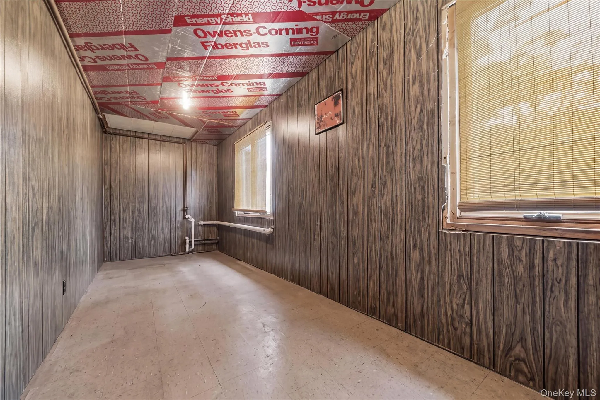 Work Shop / hobby room with large windows and paneling Work Shop / hobby room with large windows and paneling
