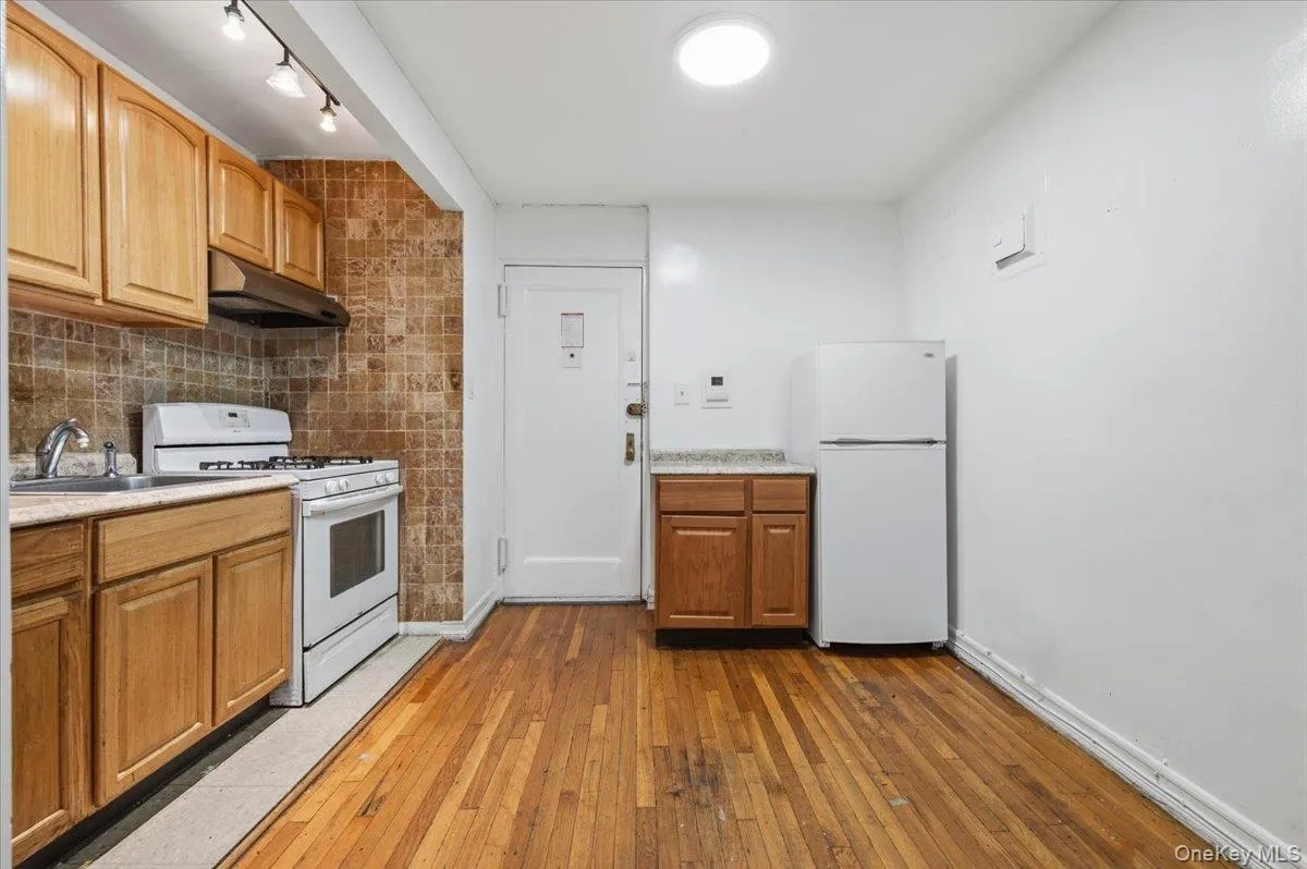 9255 Shore Road, New York, NY, 2 Rooms Rooms,1 BathroomBathrooms,Residential,For Rent,Shore,0,1043956 9255 Shore Road, New York, NY, 2 Rooms Rooms,1 BathroomBathrooms,Residential,For Rent,Shore,0,1043956