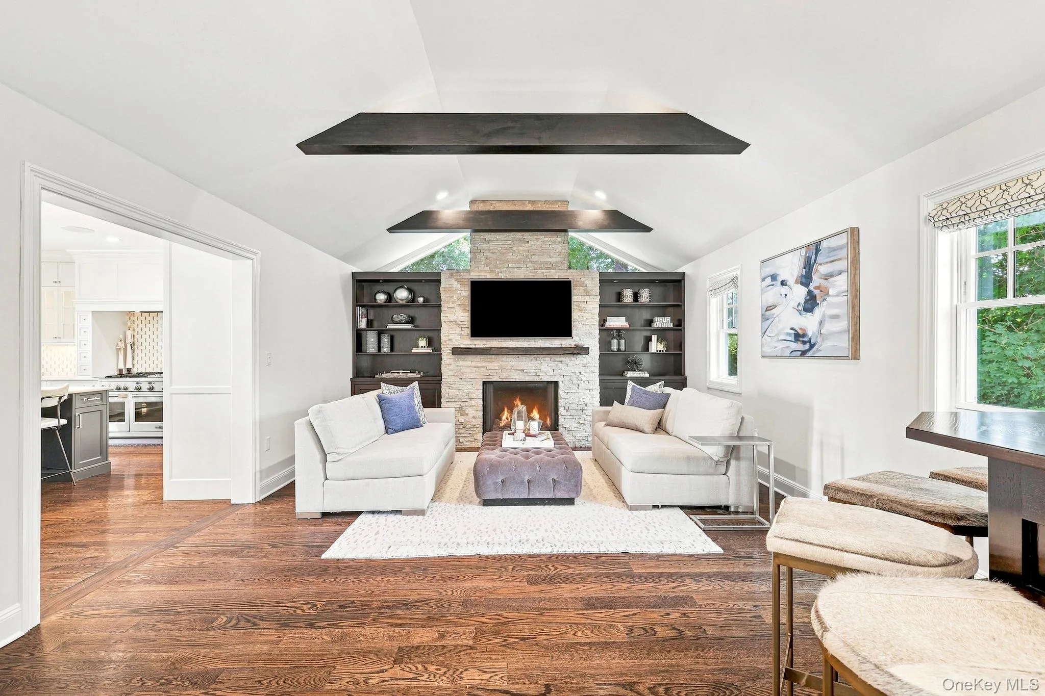 With Fireplace With Fireplace