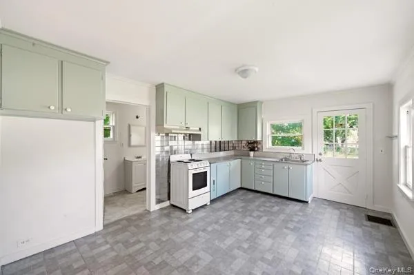 36 Railroad Ave., Brookhaven, NY, 4 Bedrooms Bedrooms, 8 Rooms Rooms,2 BathroomsBathrooms,Residential,For Rent,Railroad Ave.,0,1043968 36 Railroad Ave., Brookhaven, NY, 4 Bedrooms Bedrooms, 8 Rooms Rooms,2 BathroomsBathrooms,Residential,For Rent,Railroad Ave.,0,1043968